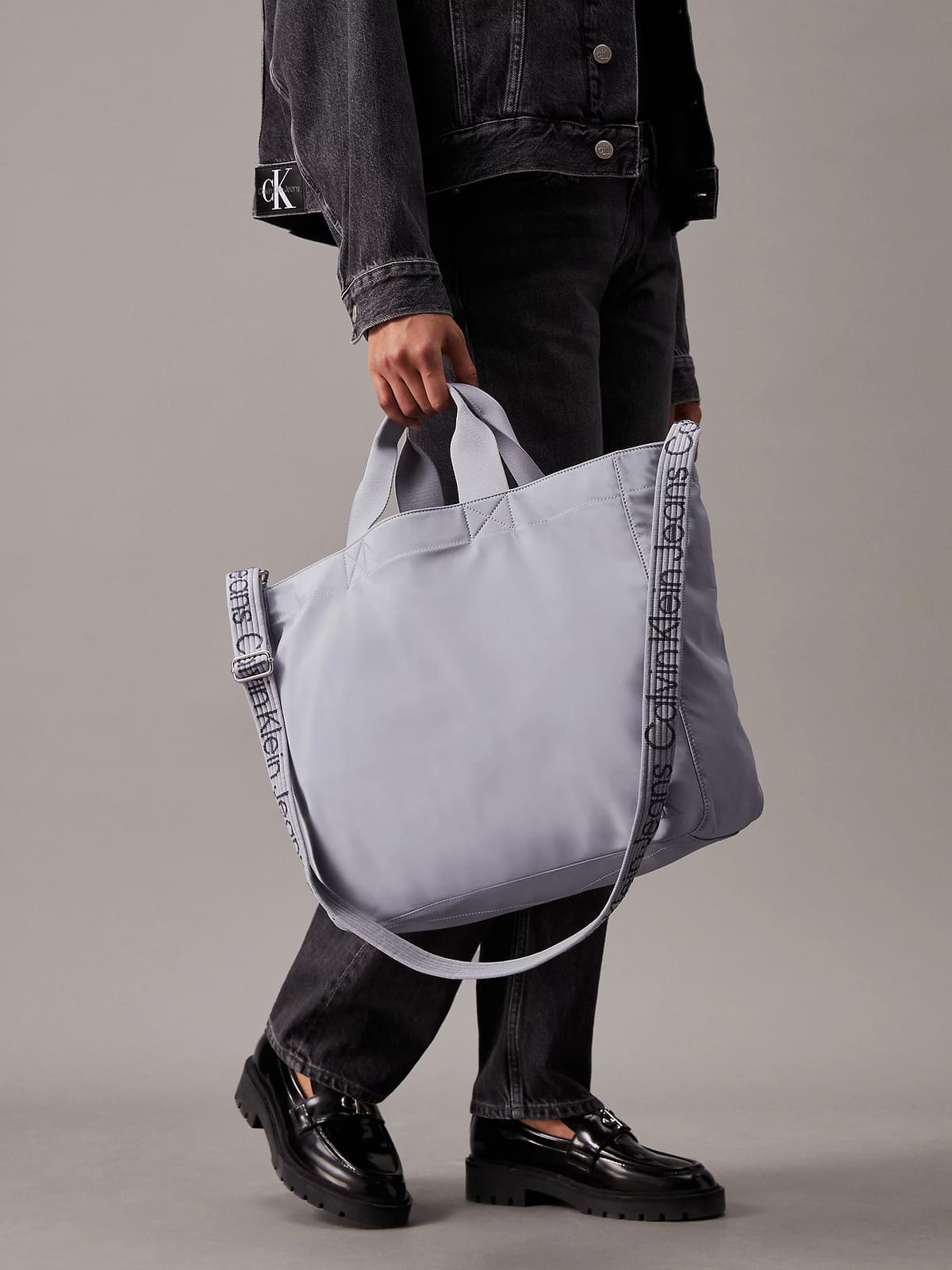 El bolso tote Slim en color gris de Calvin Klein