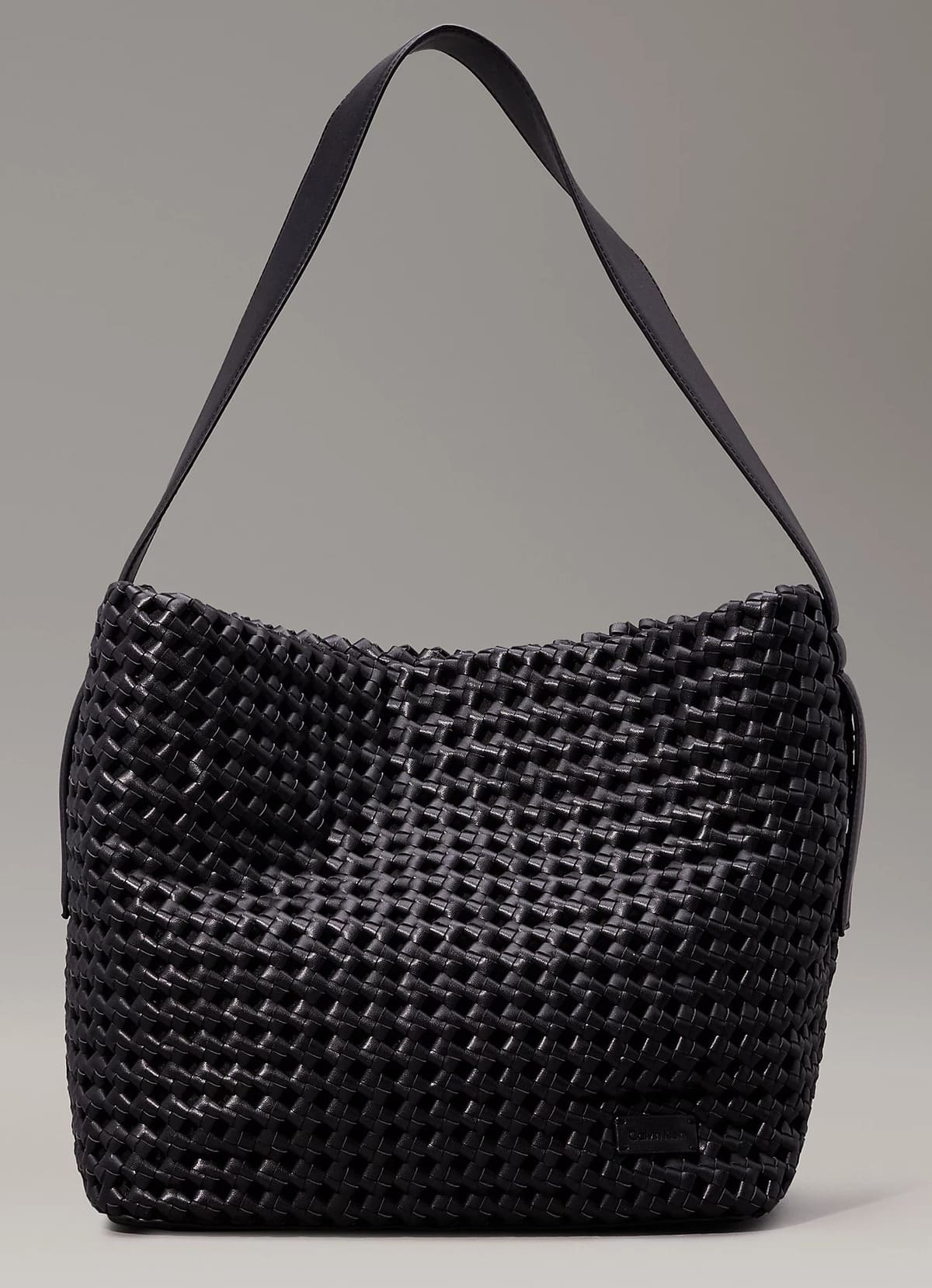 El bolso tote trenzado en color negro de Calvin Klein
