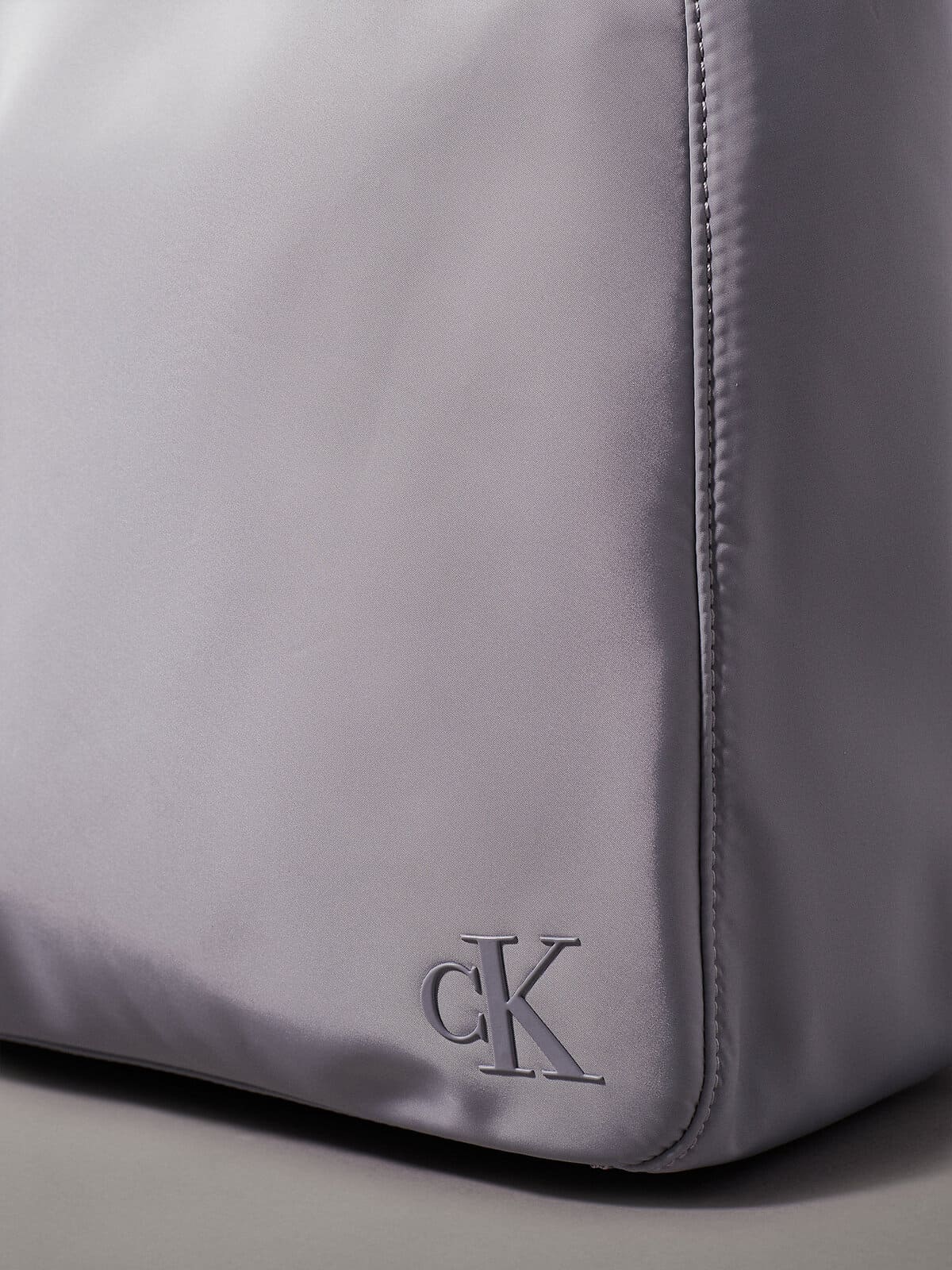 El bolso tote Slim en color gris de Calvin Klein