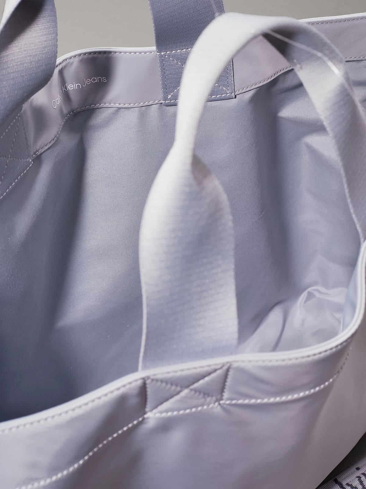 El bolso tote Slim en color gris de Calvin Klein