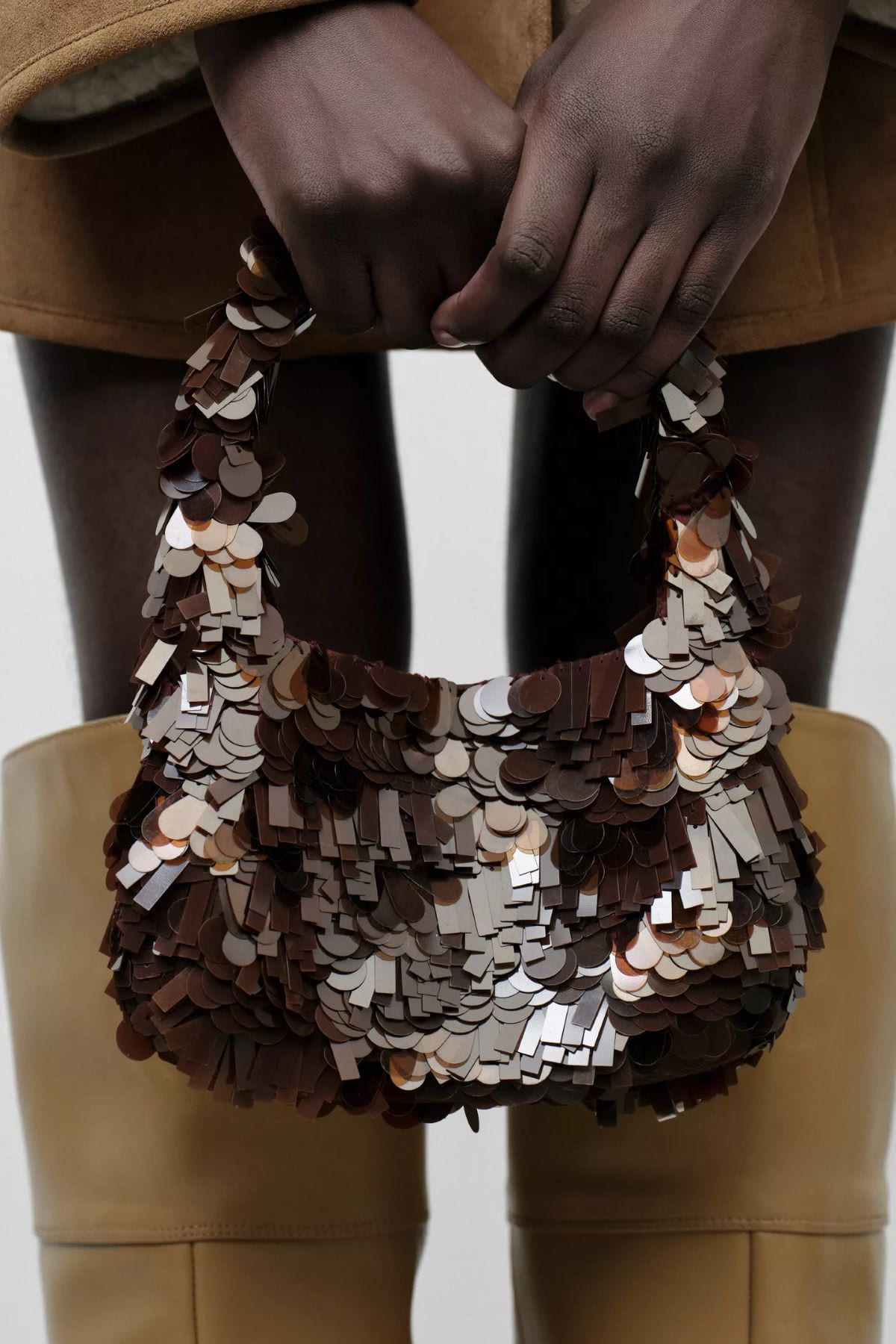 Bolso saca con múltiples apliques