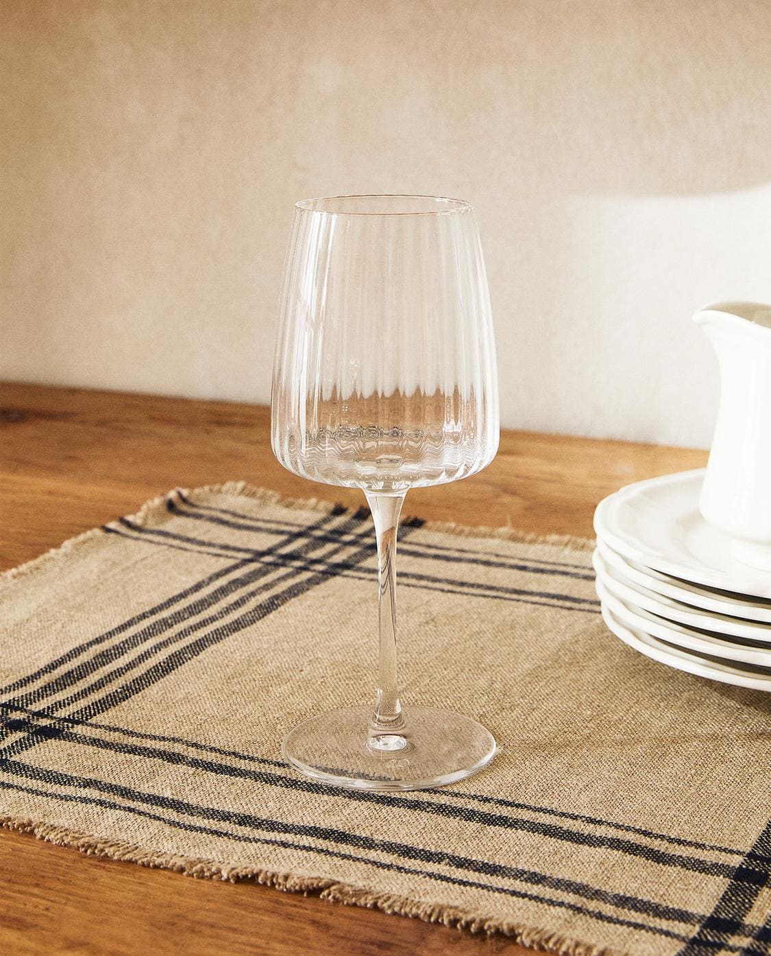 Copa de vidrío con líneas