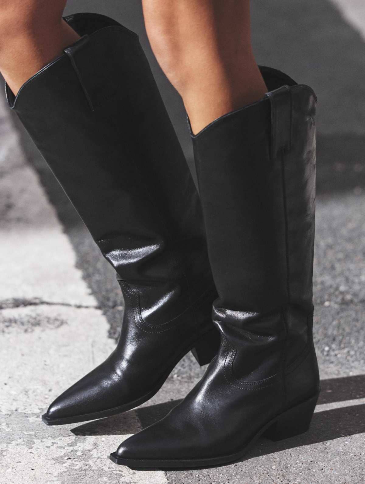 Bota piel cowboy de Zara