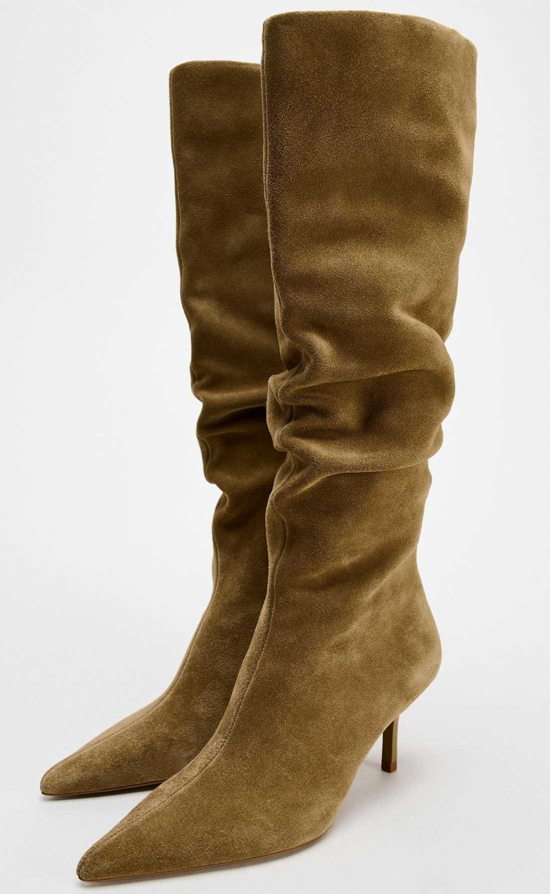 Bota tacón fruncida serraje de Zara