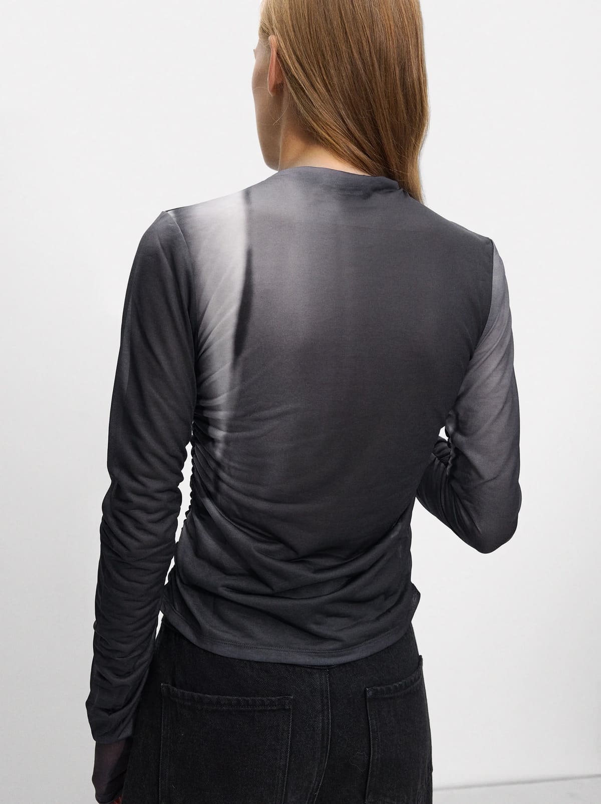 La nueva camiseta estampada en color gris de Parfois