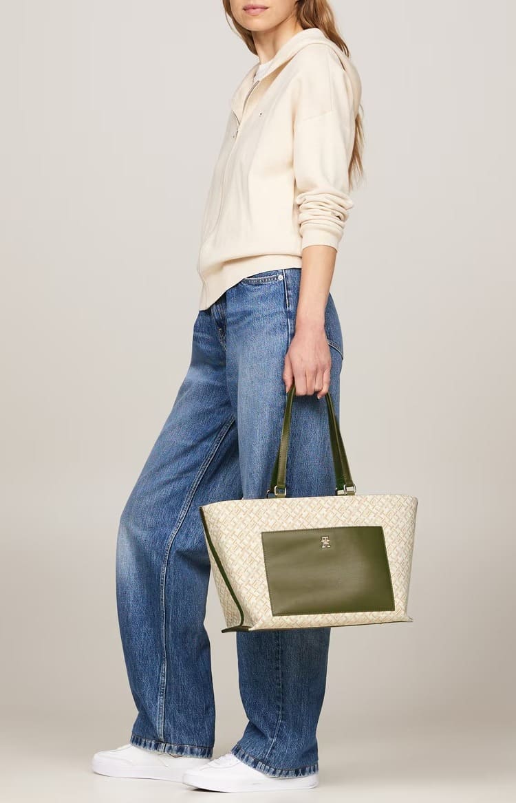 El bolso tote de lona con monogramas en jacquard de Tommy Hilfiger en El Corte Inglés