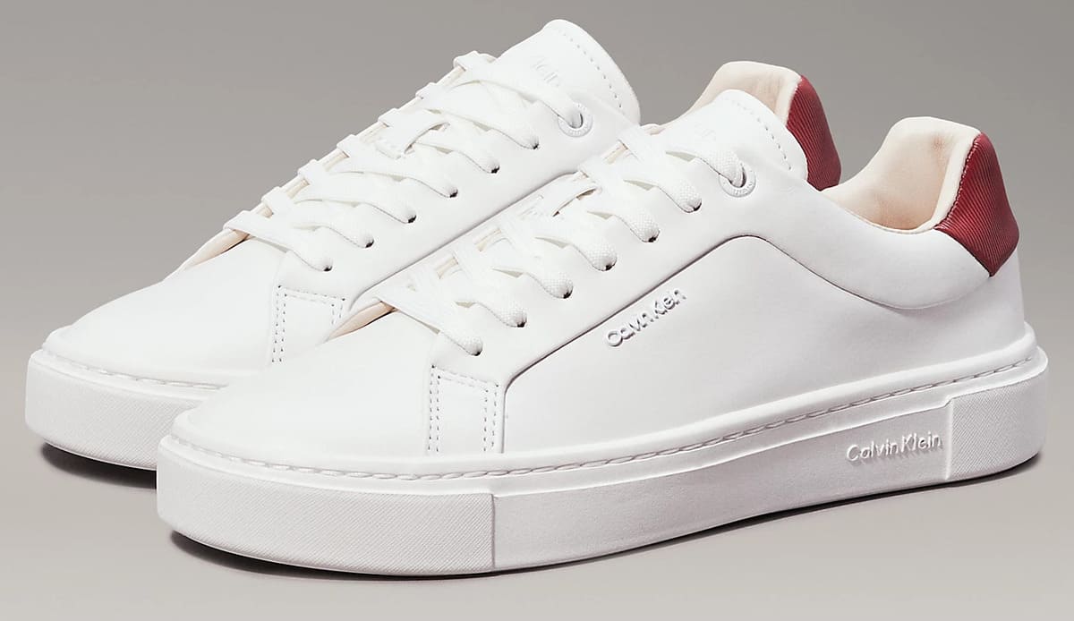 Las zapatillas de piel blancas de Calvin Klein