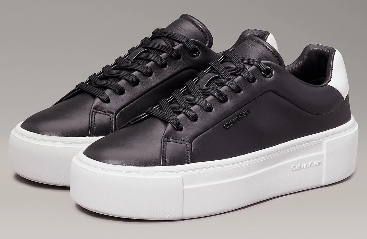 Las zapatillas de plataforma de piel negras de Calvin Klein
