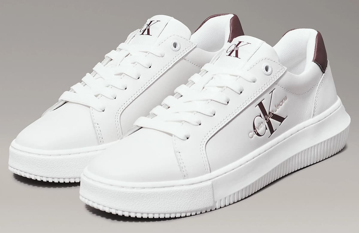 Las zapatillas de piel blancas con detalles granate de Calvin Klein
