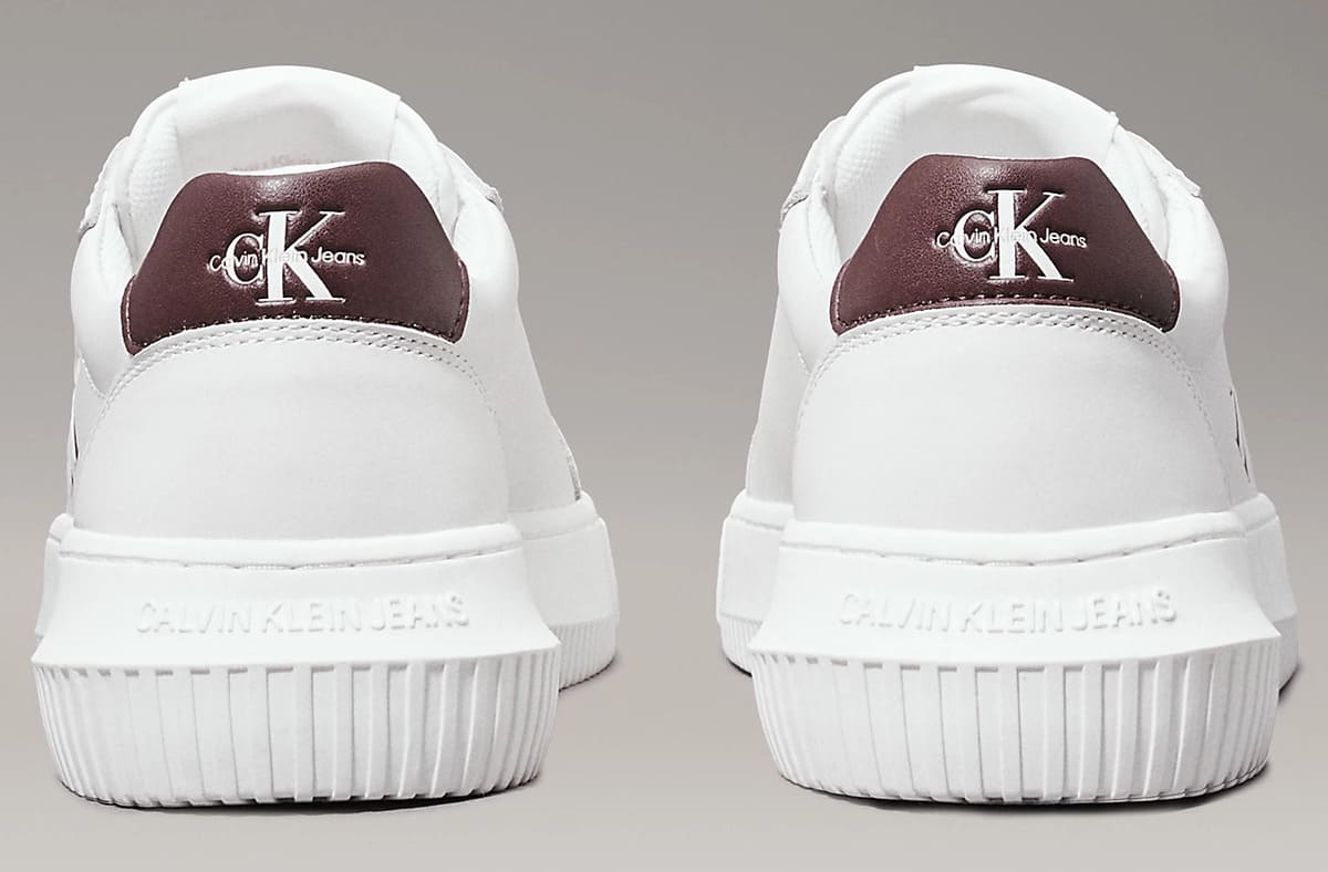 Las zapatillas de piel blancas con detalles granate de Calvin Klein