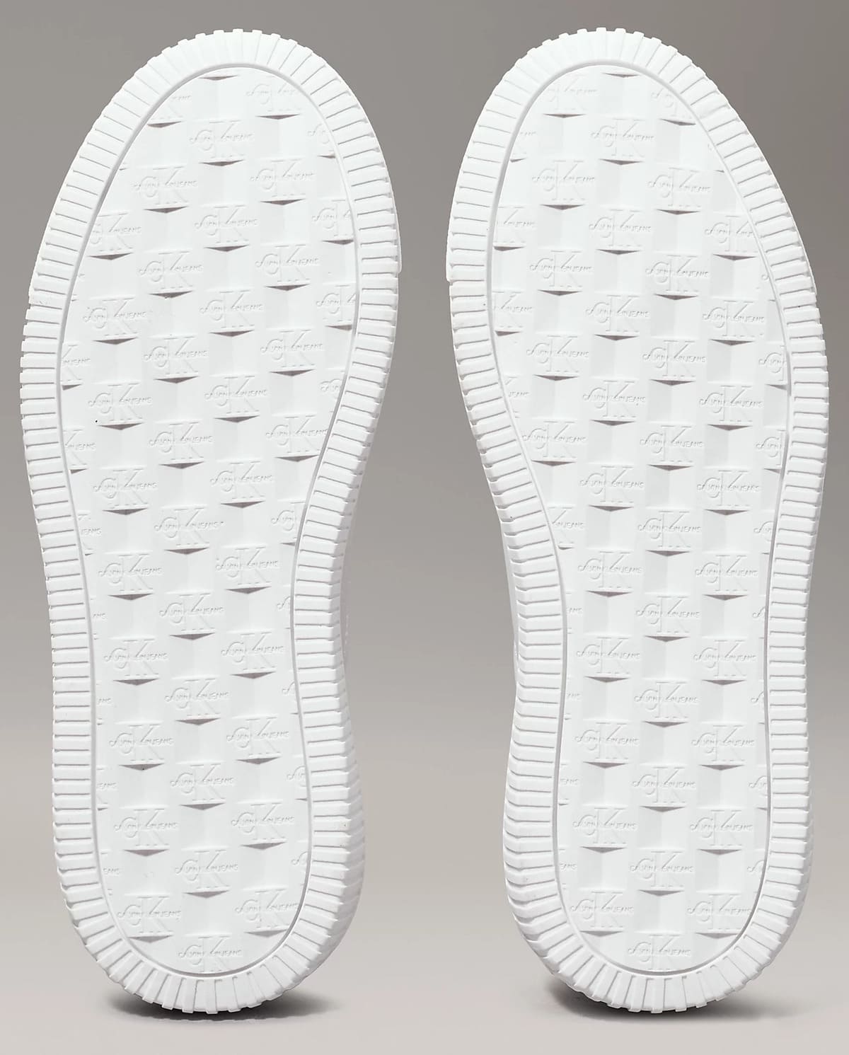 Las zapatillas de piel blancas con detalles granate de Calvin Klein