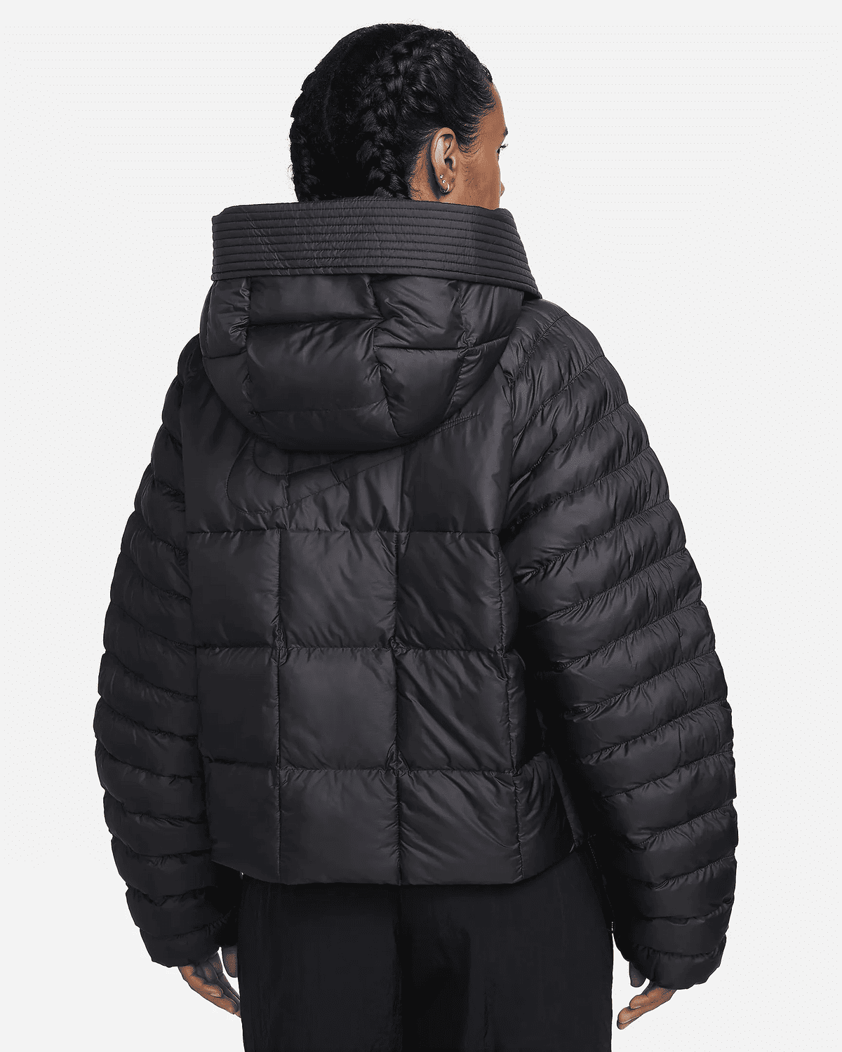 La nueva chaqueta acolchada con capucha de ajuste oversize Therma-FIT de Nike