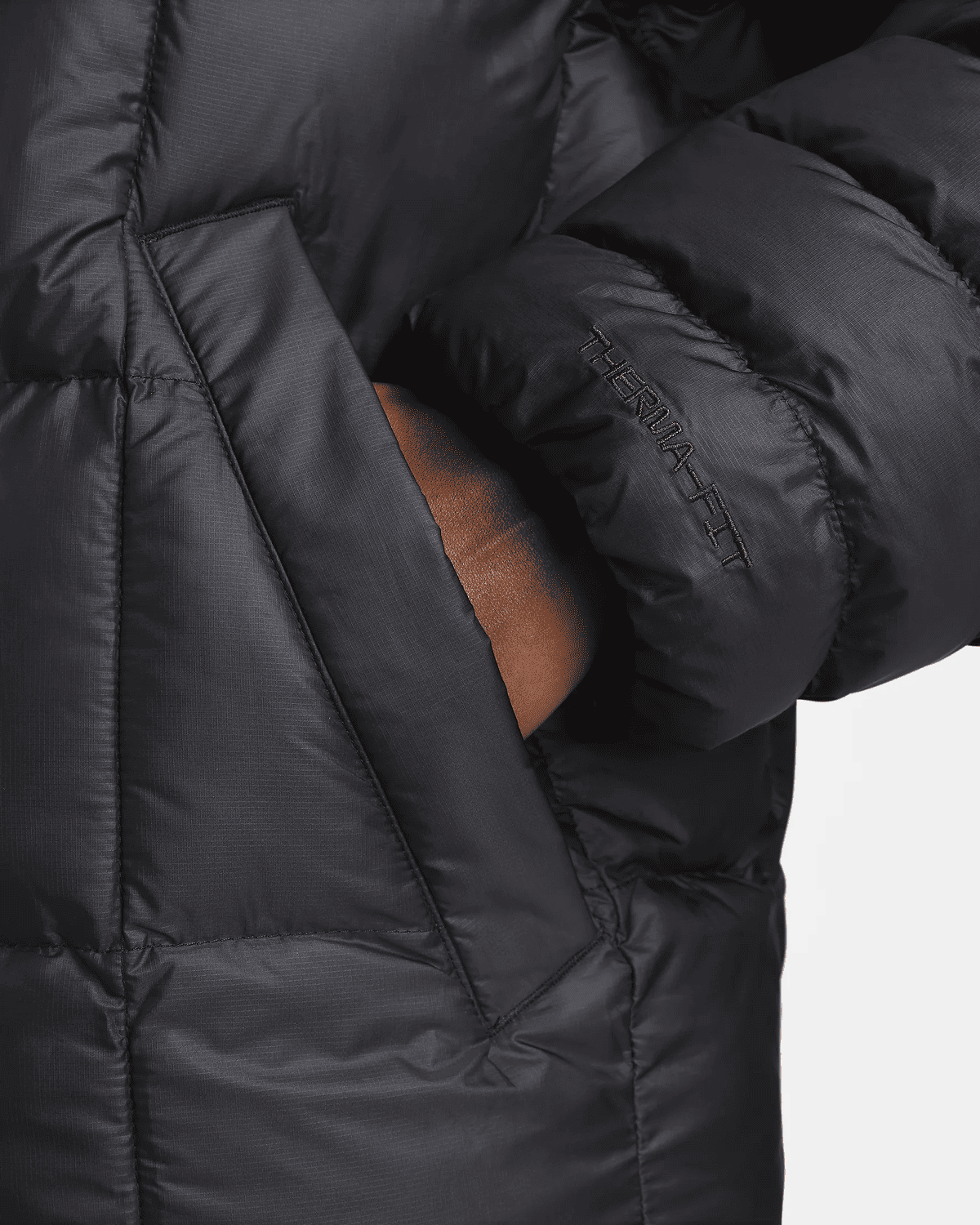 La nueva chaqueta acolchada con capucha de ajuste oversize Therma-FIT de Nike