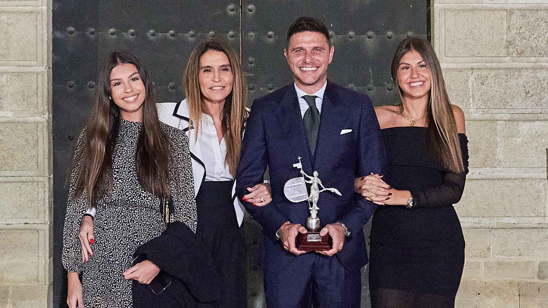 Joaquín Sánchez y Susana Saborido junto a sus hijas Daniela y Salma | Salvador López Medina para El MIRA