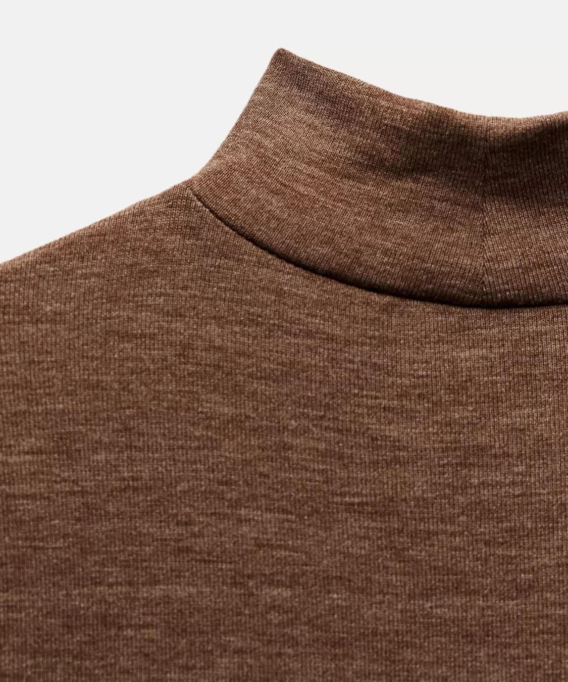 El vestido midi soft en color marrón de Zara