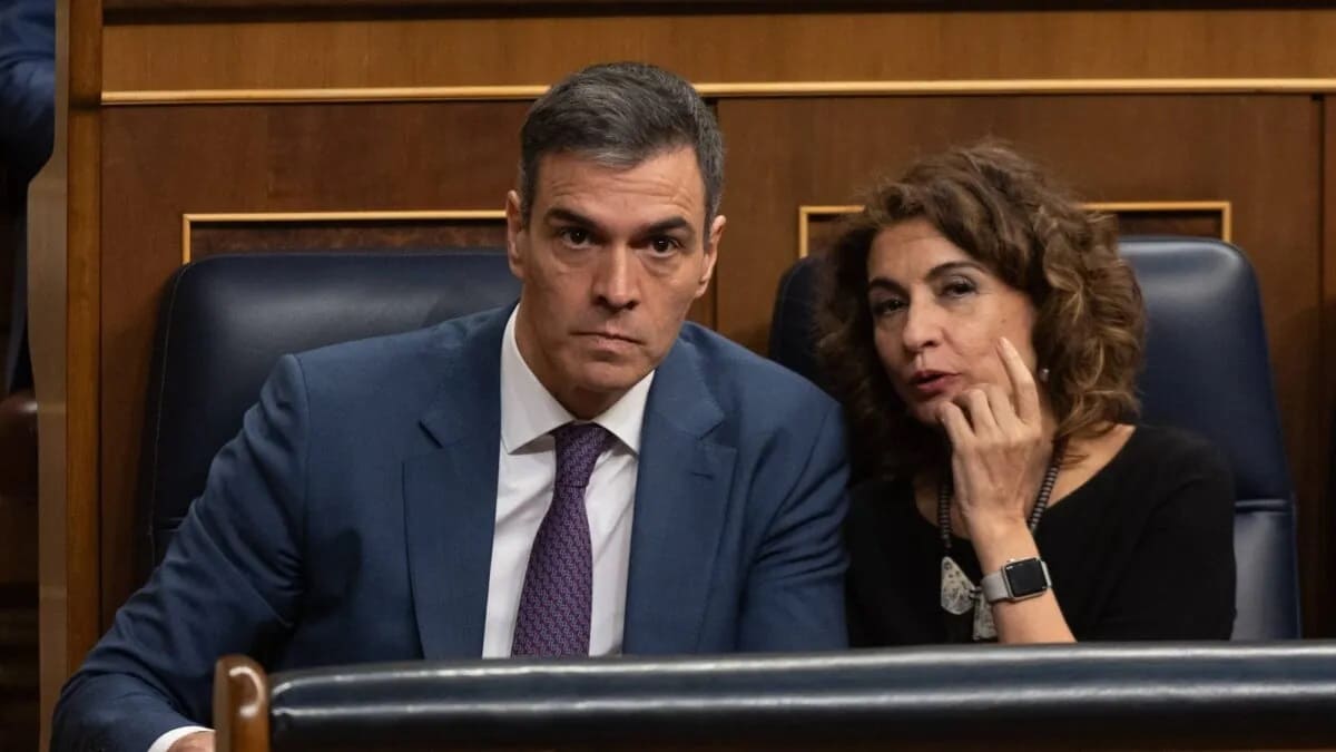 Pedro Sánchez, junto a la ministra María Jesús Montero (1)
