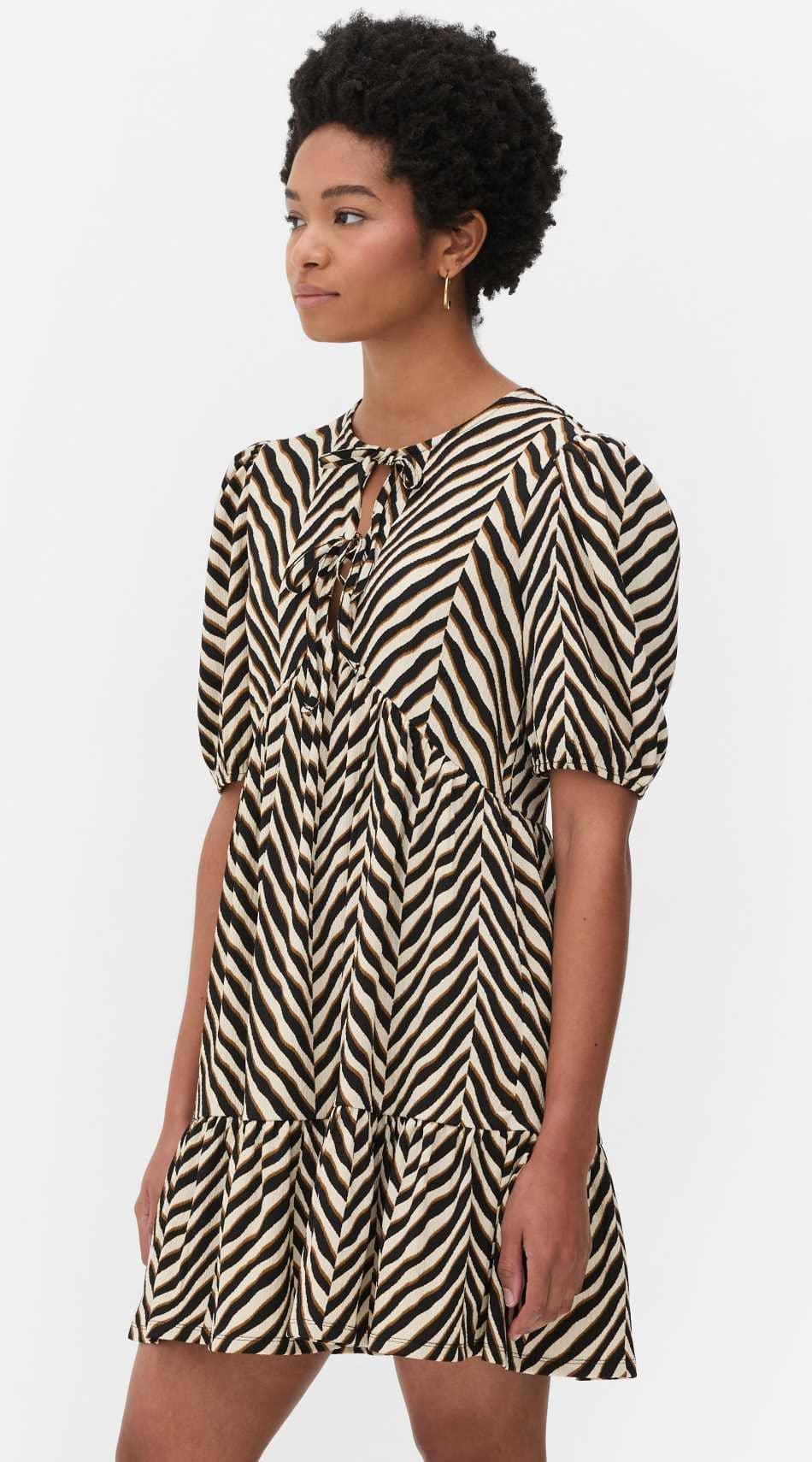 Vestido corto fruncido con vuelo de Primark