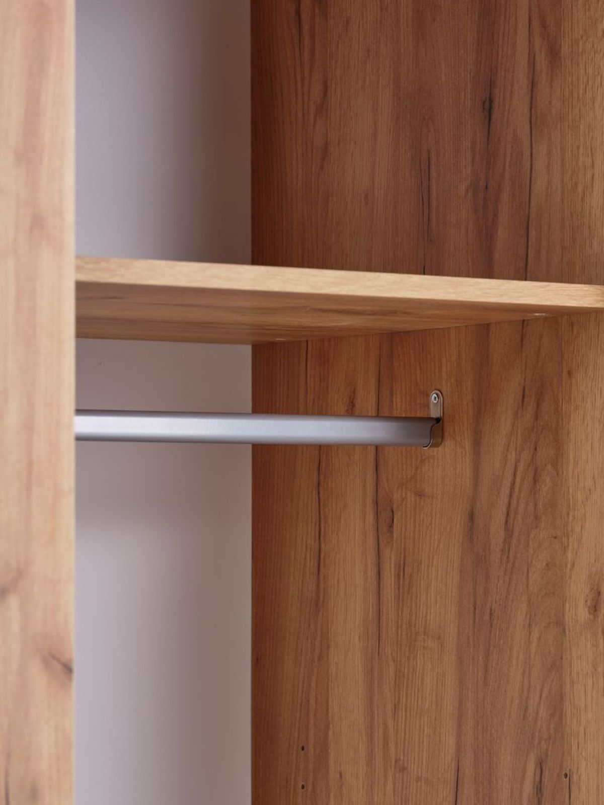 Armario con puertas correderas, madera de 'roble' y espejo central ODDER de Jysk