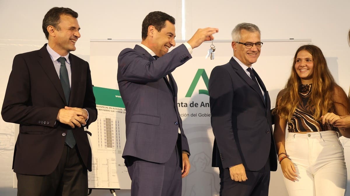 Juanma Moreno, durante una reciente entrega de llaves en Cádiz
