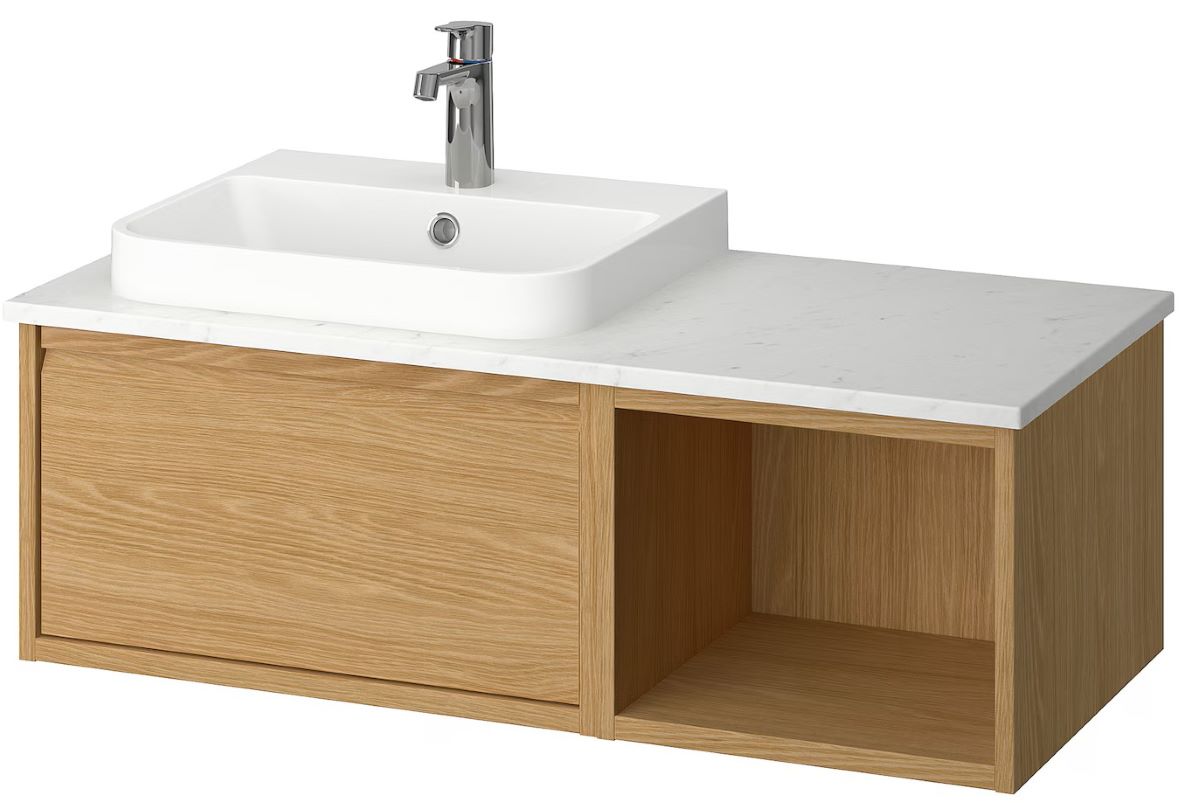 Mueble de baño con lavabo de 'mármol' de la serie ÄNGSJÖN y BACKSJÖN de Ikea