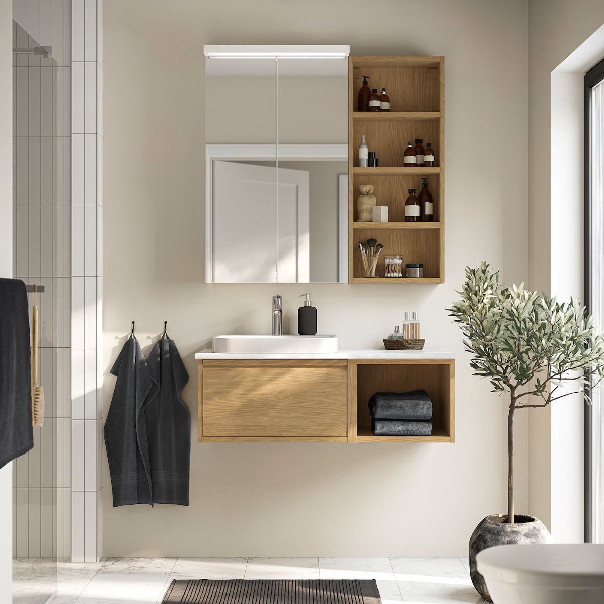 Mueble de baño con lavabo de 'mármol' de la serie ÄNGSJÖN y BACKSJÖN de Ikea