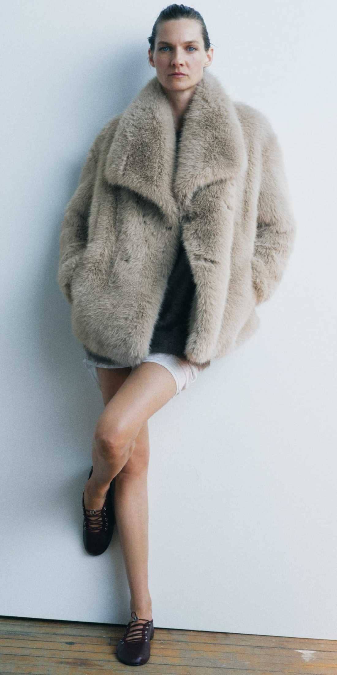 Abrigo corto efecto pelo zw collection de Zara