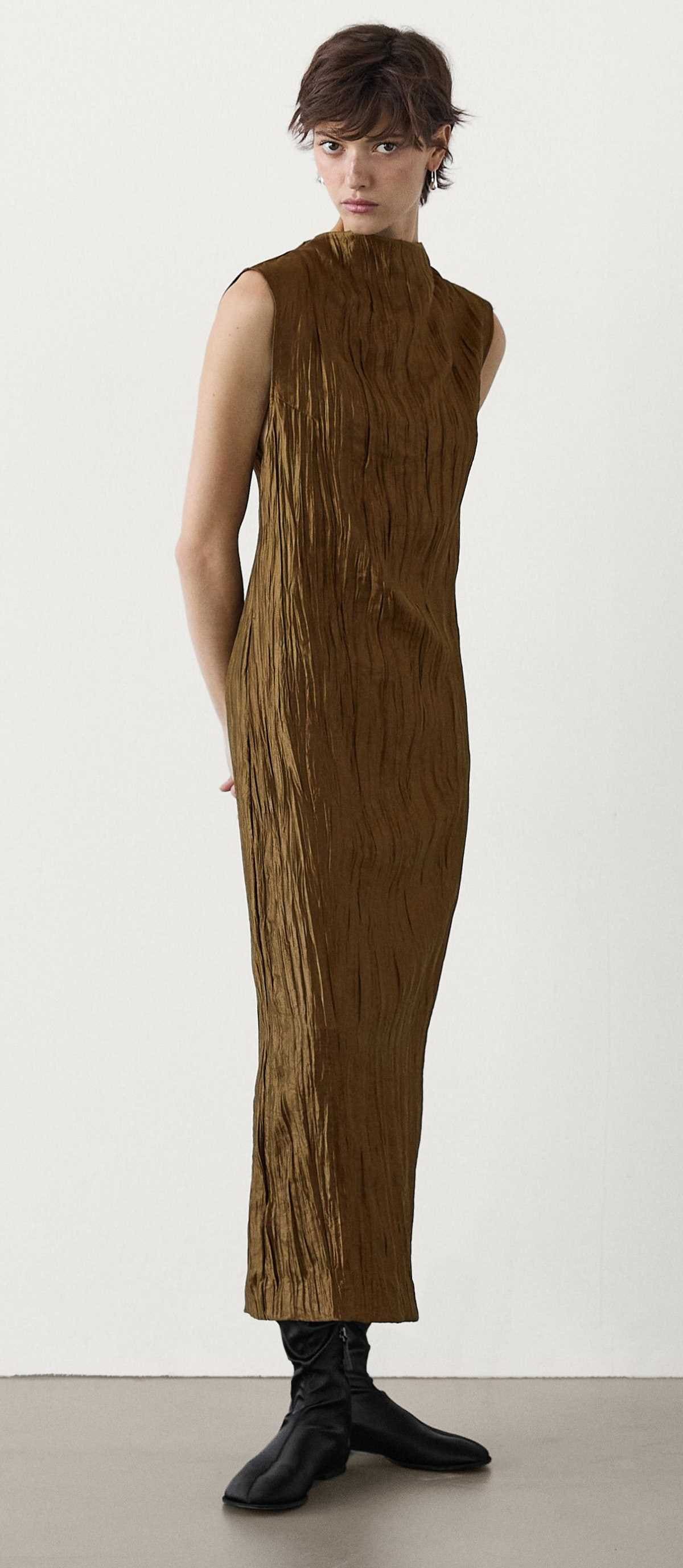 Vestido cuello halter plisado de Massimo Dutti