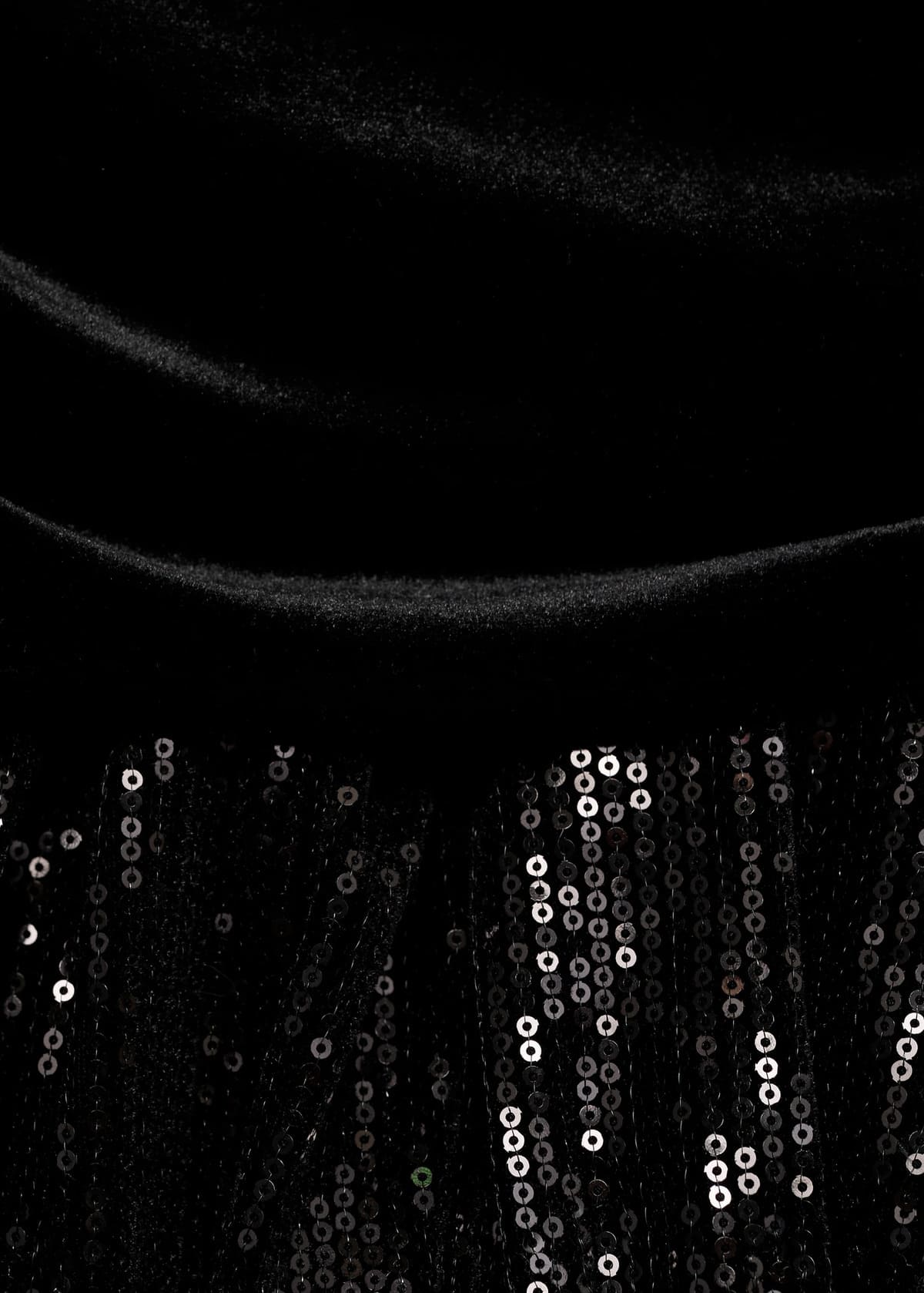 El nuevo top de terciopelo con detalle de lentejuelas de Mango