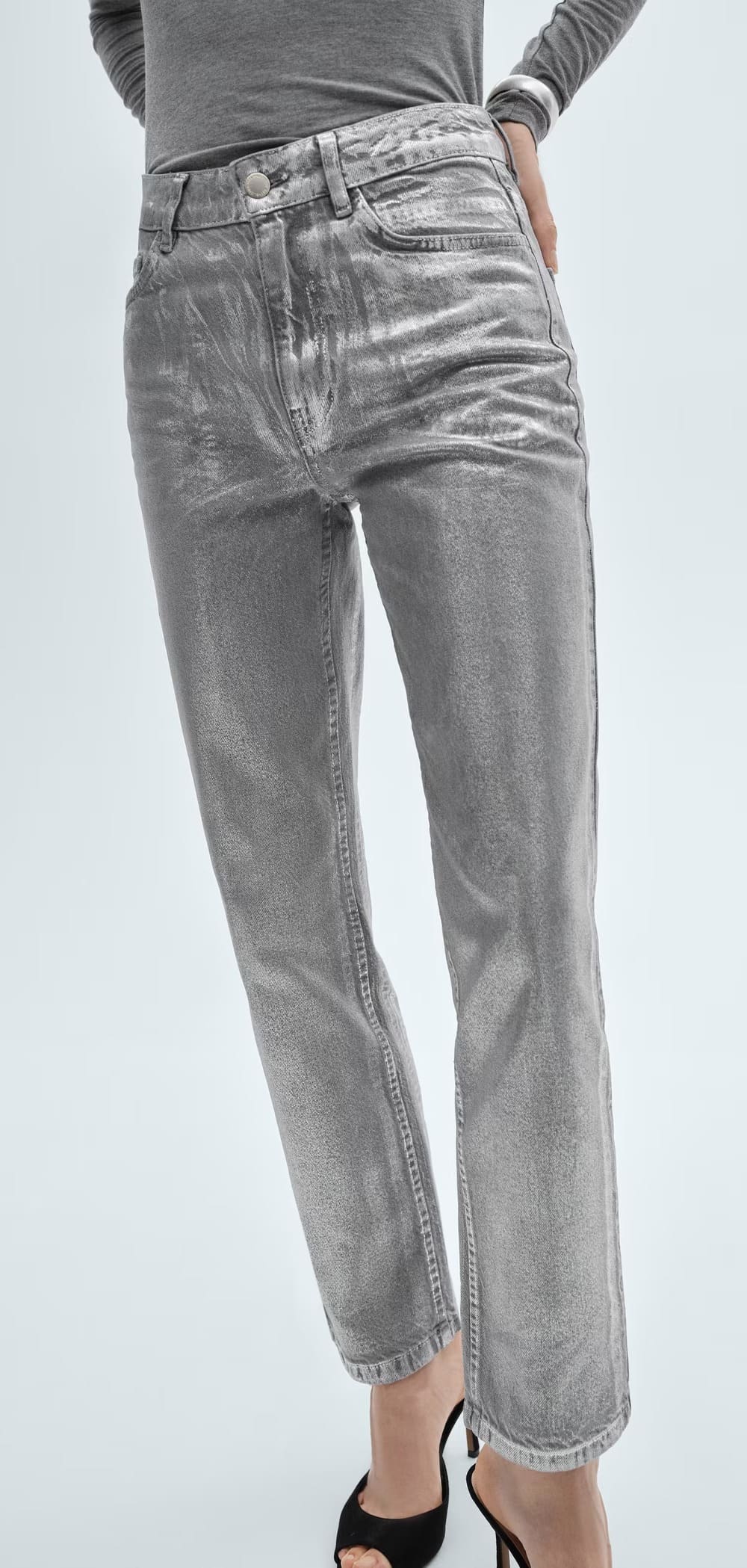 Los jeans rectos foil en color plata de Mango