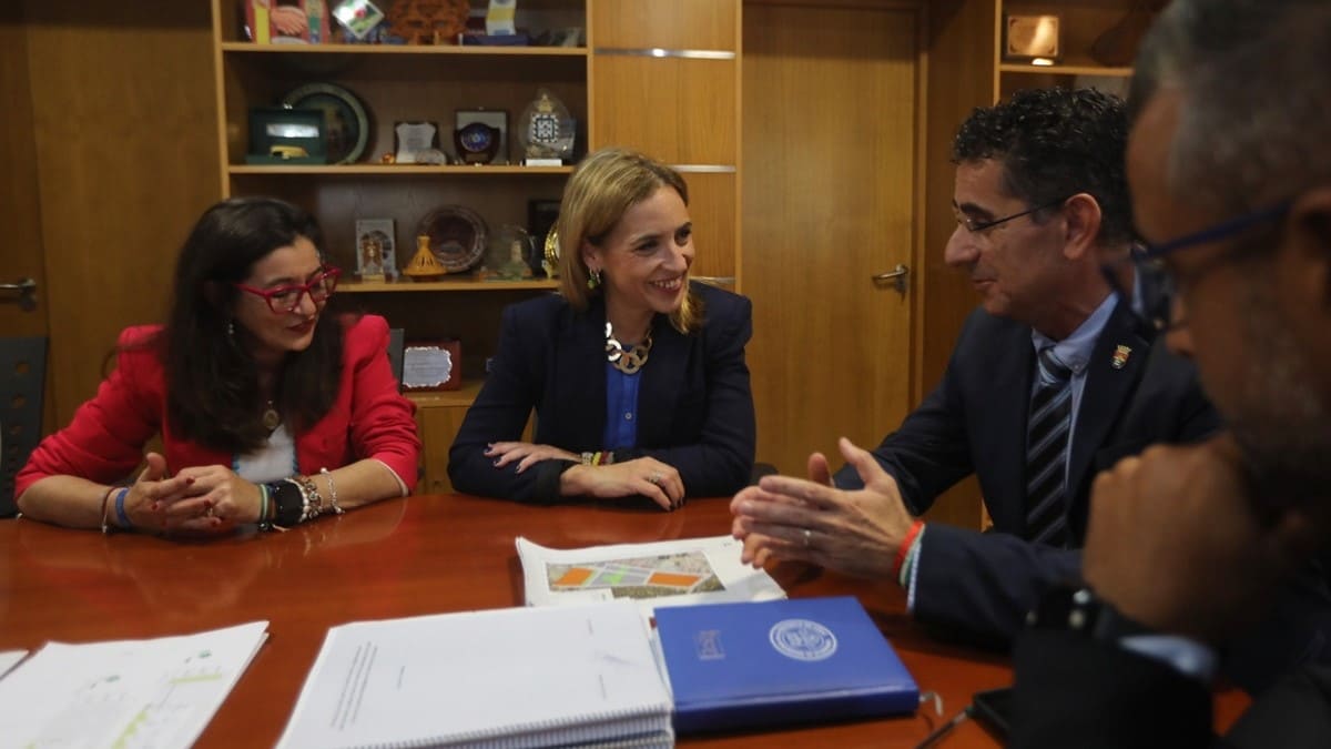 Almudena Martínez, junto al alcalde de Barbate Miguel Molina