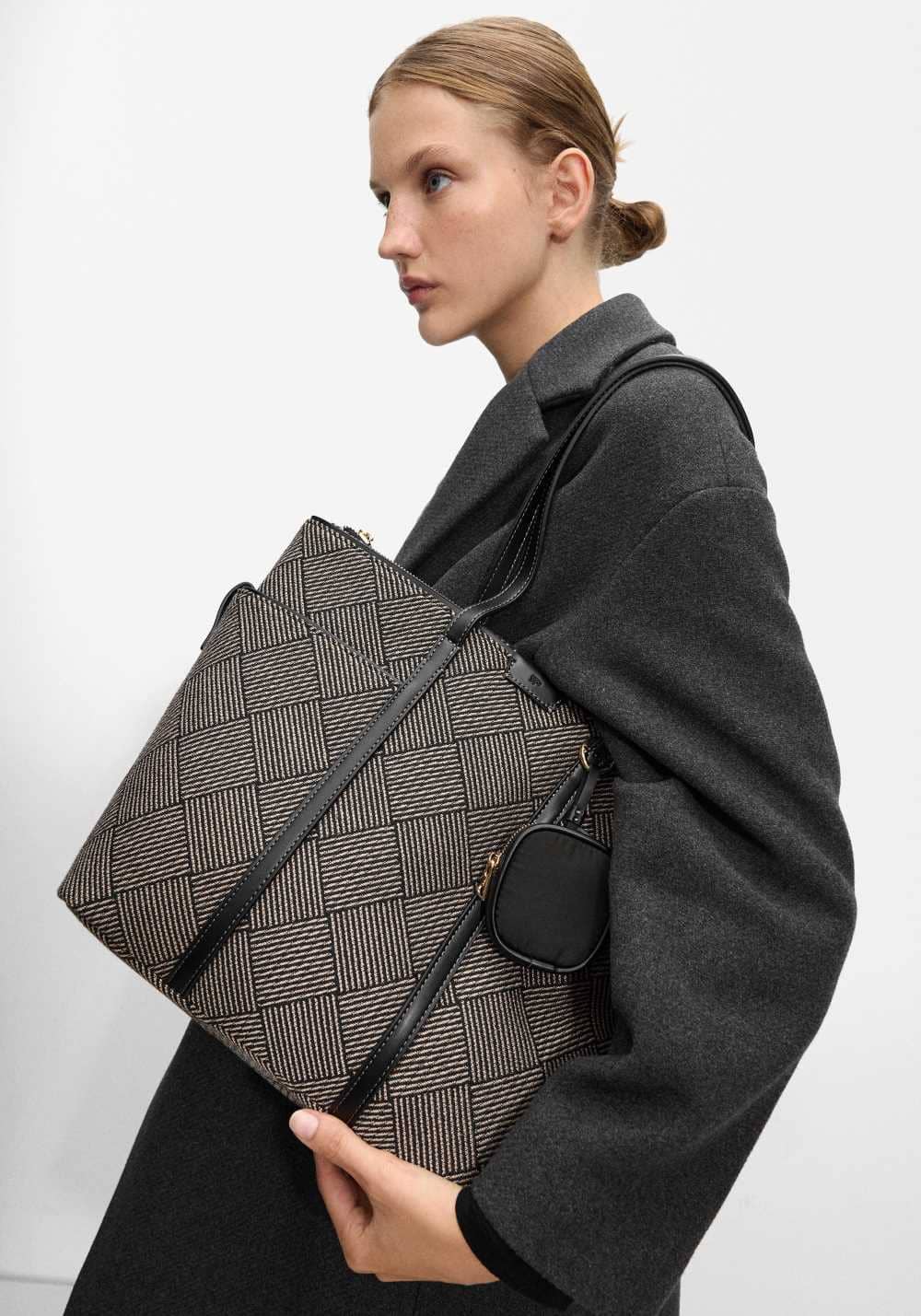 Bolso Shopper Jacquard Con Colgante de Parfois