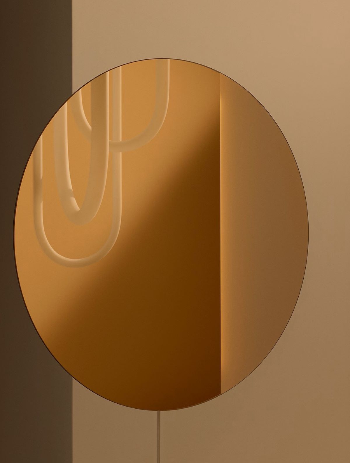 Espejo de pared con lámpara LED de la serie VARMBLIXT de Ikea