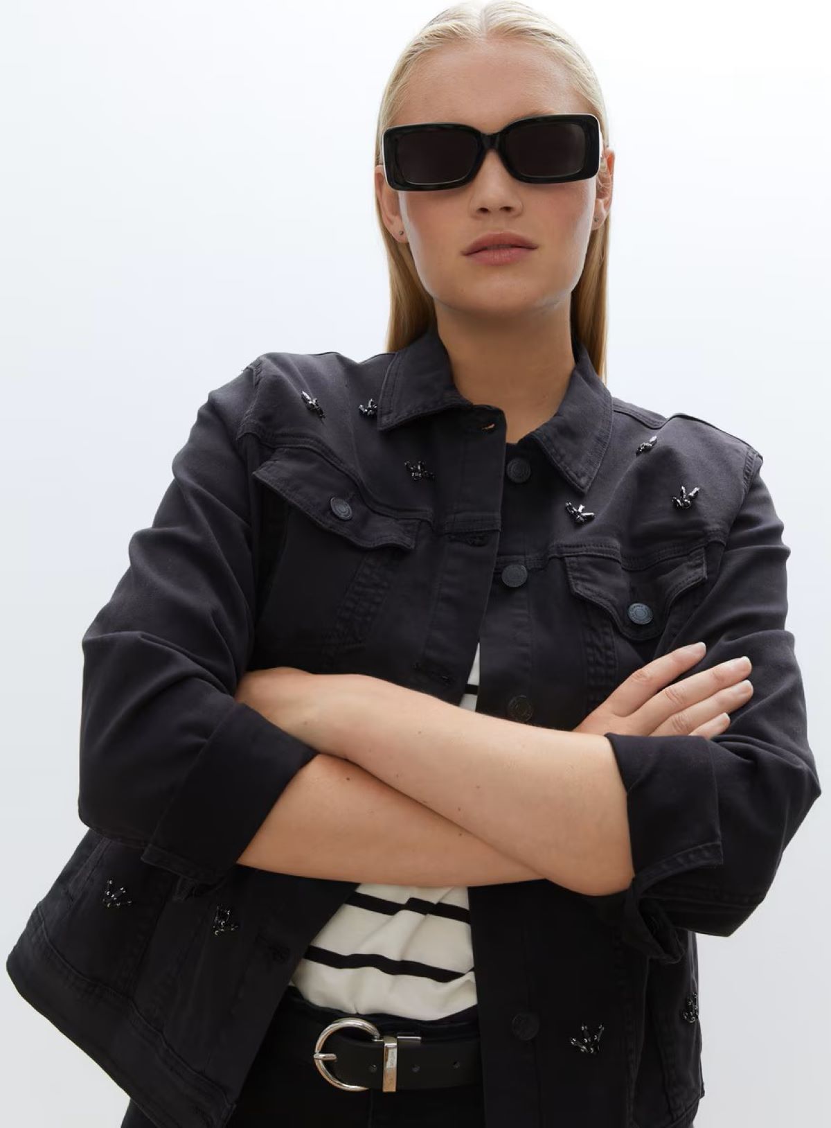 Cazadora vaquera con joya Couchel de El Cprte Inglés