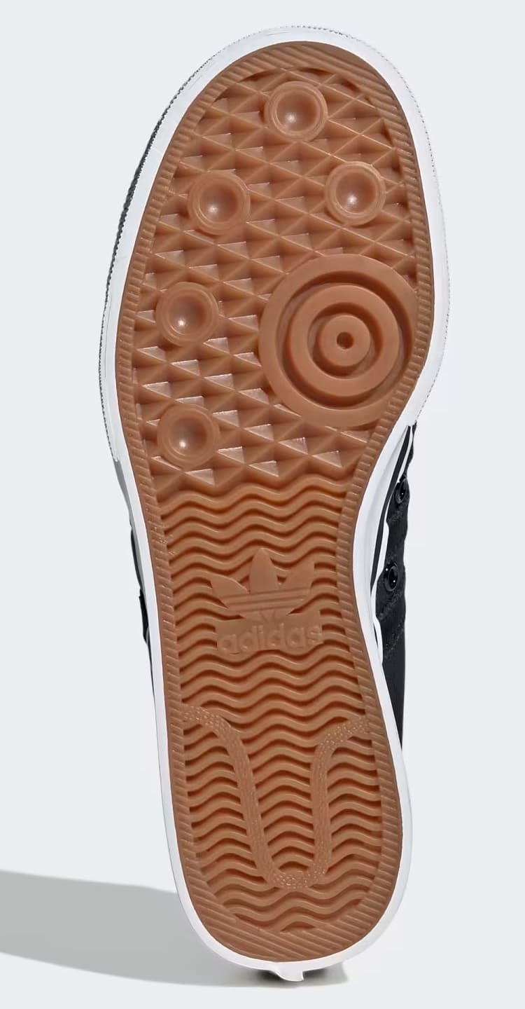 Las zapatillas Nizza Platform negras y blancas de Adidas