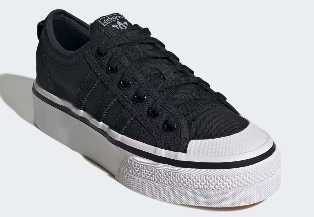 Las zapatillas Nizza Platform negras y blancas de Adidas