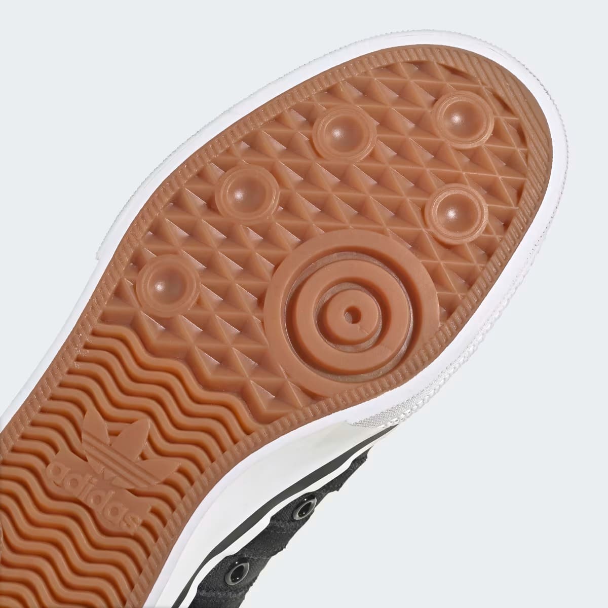 Las zapatillas Nizza Platform negras y blancas de Adidas