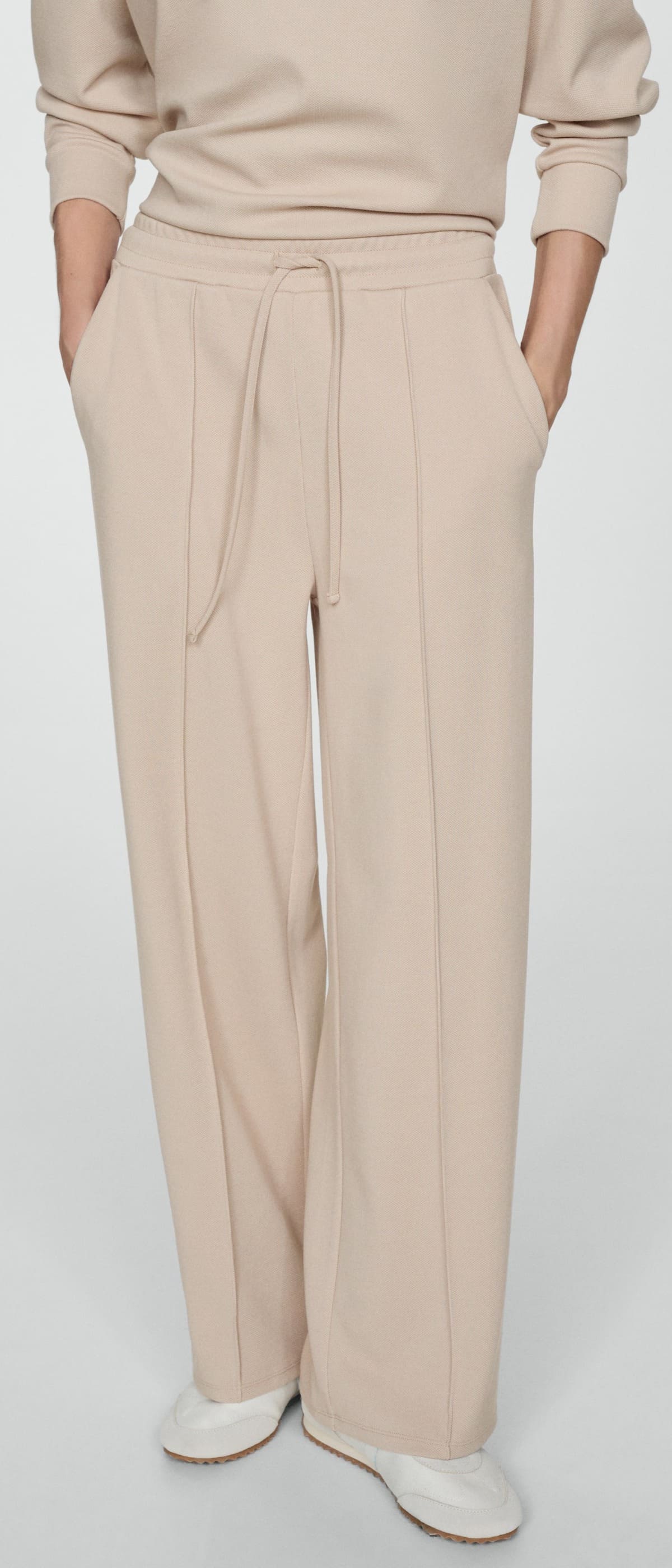 El pantalón recto con costuras de estilo casual de Mango