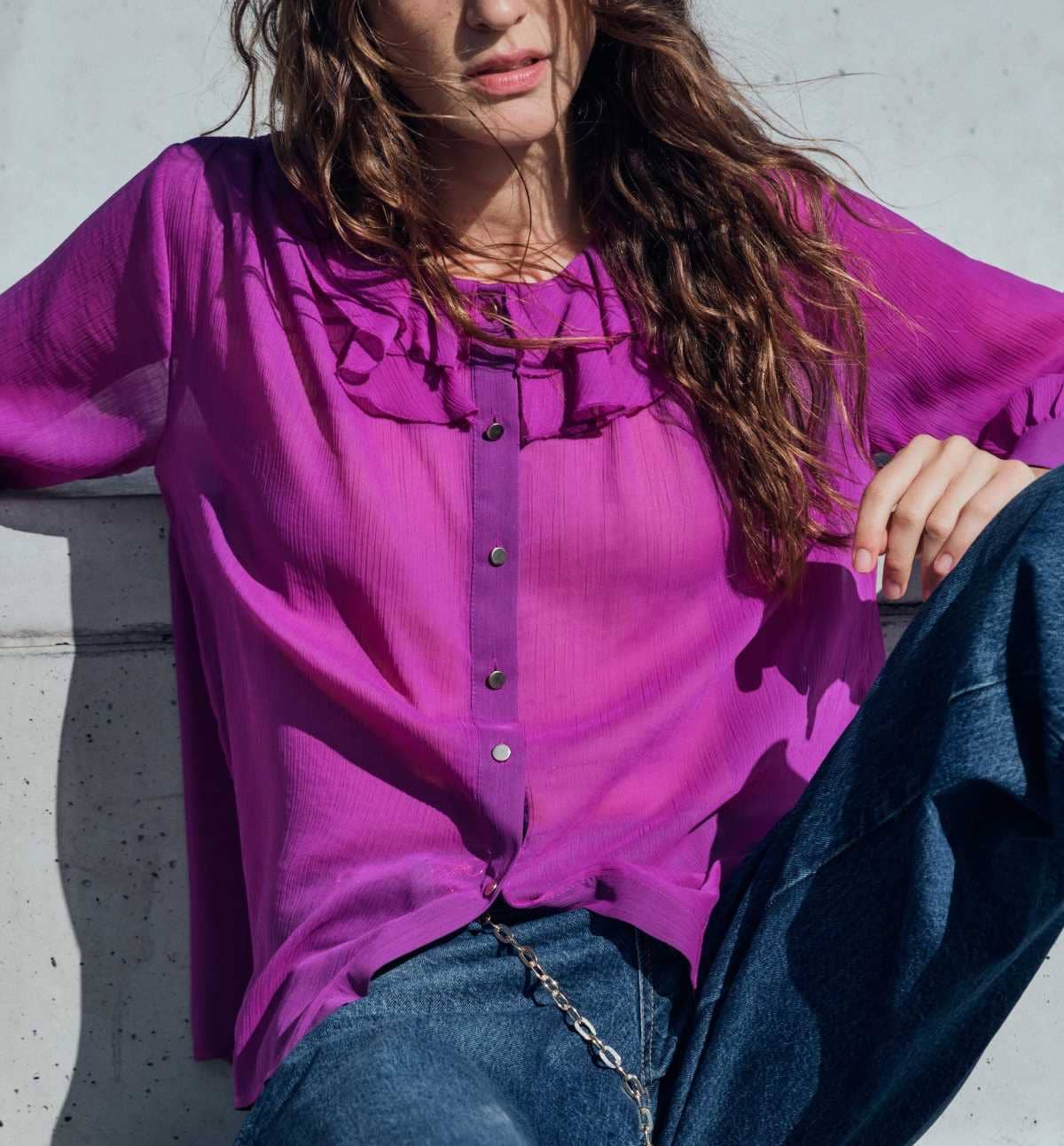 Blusa romántica volante cuello de Zara
