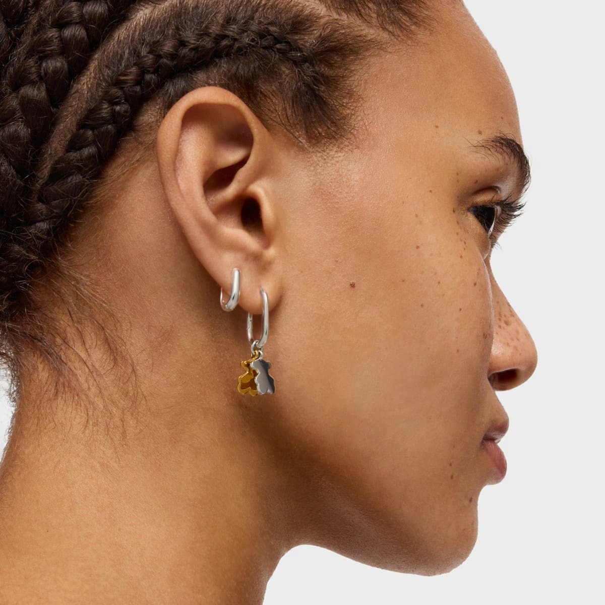 Los pendientes de aro pequeños con motivo de oso bicolor Sweet Dolls de Tous