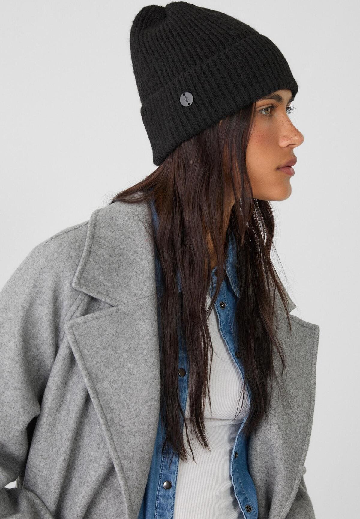 Gorro canalé con chapita