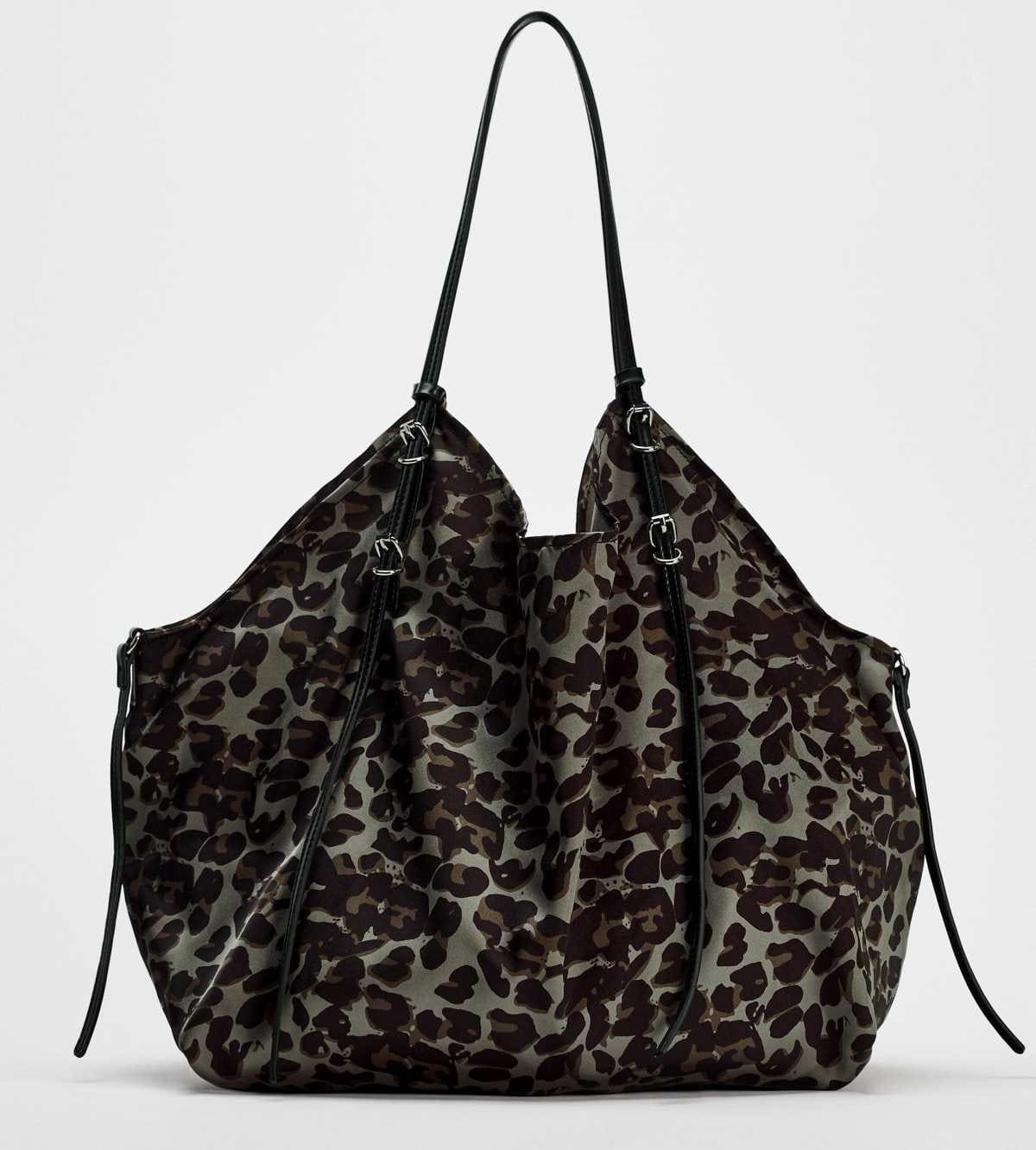 Bolso shopper efecto satinado de Zara