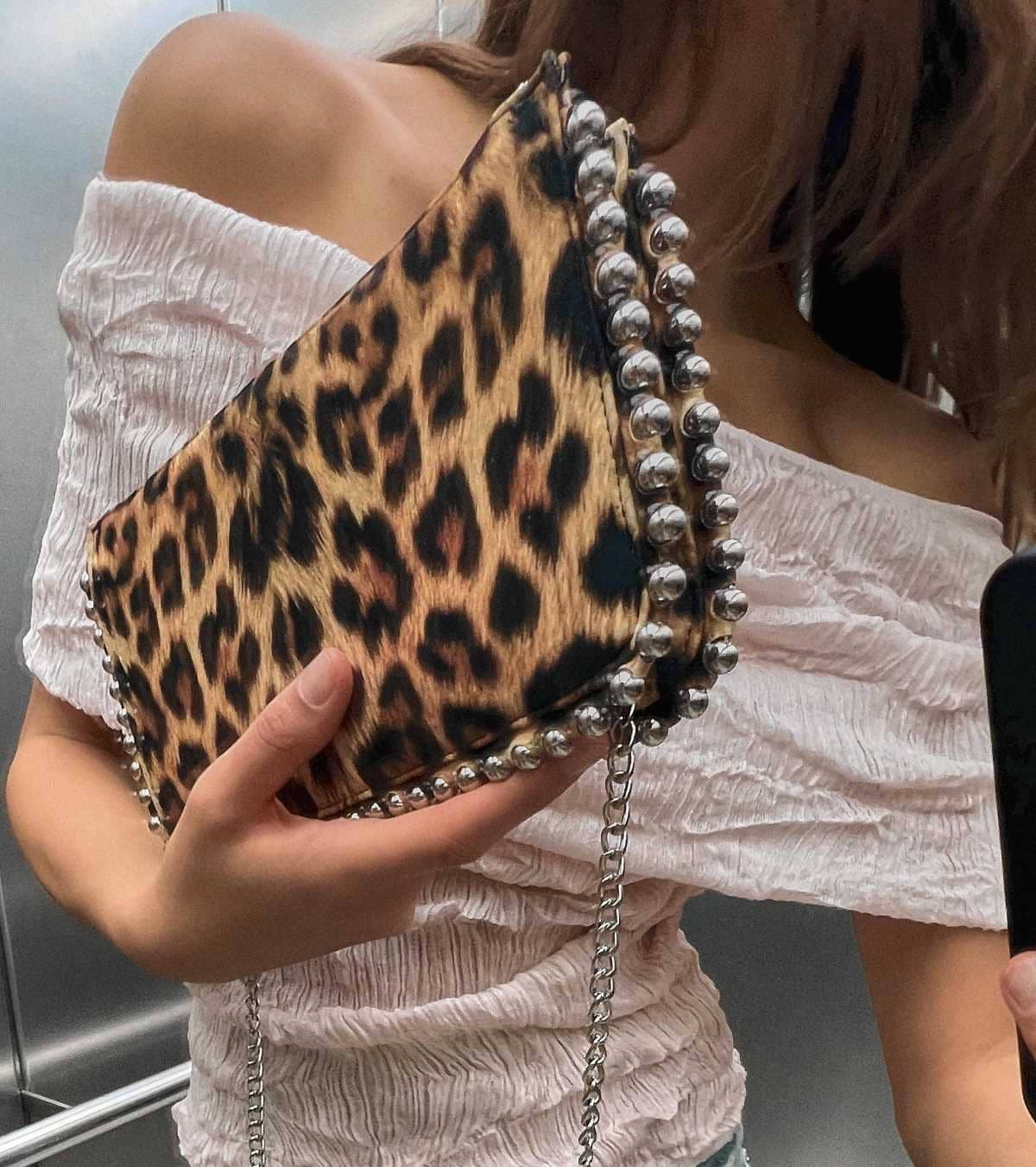Cartera bandolera tachas de Zara