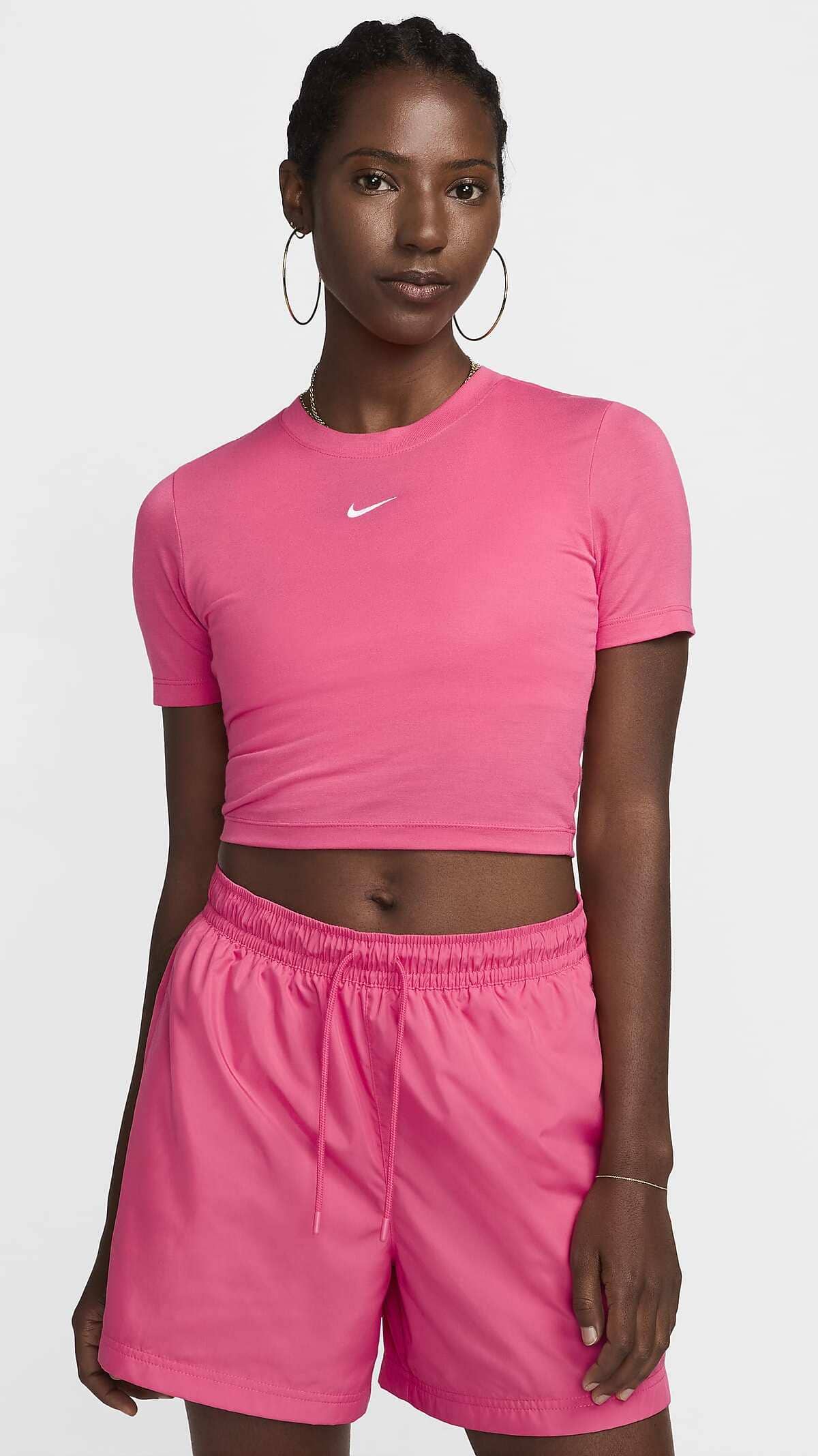 La camiseta corta entallada rosa Sportswear Essential de Nike