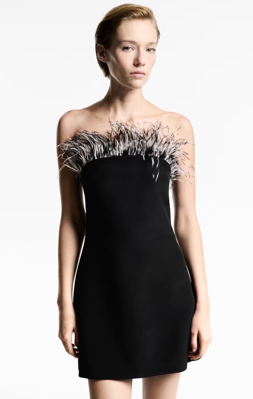 Vestido palabra de honor detalle plumas de Mango