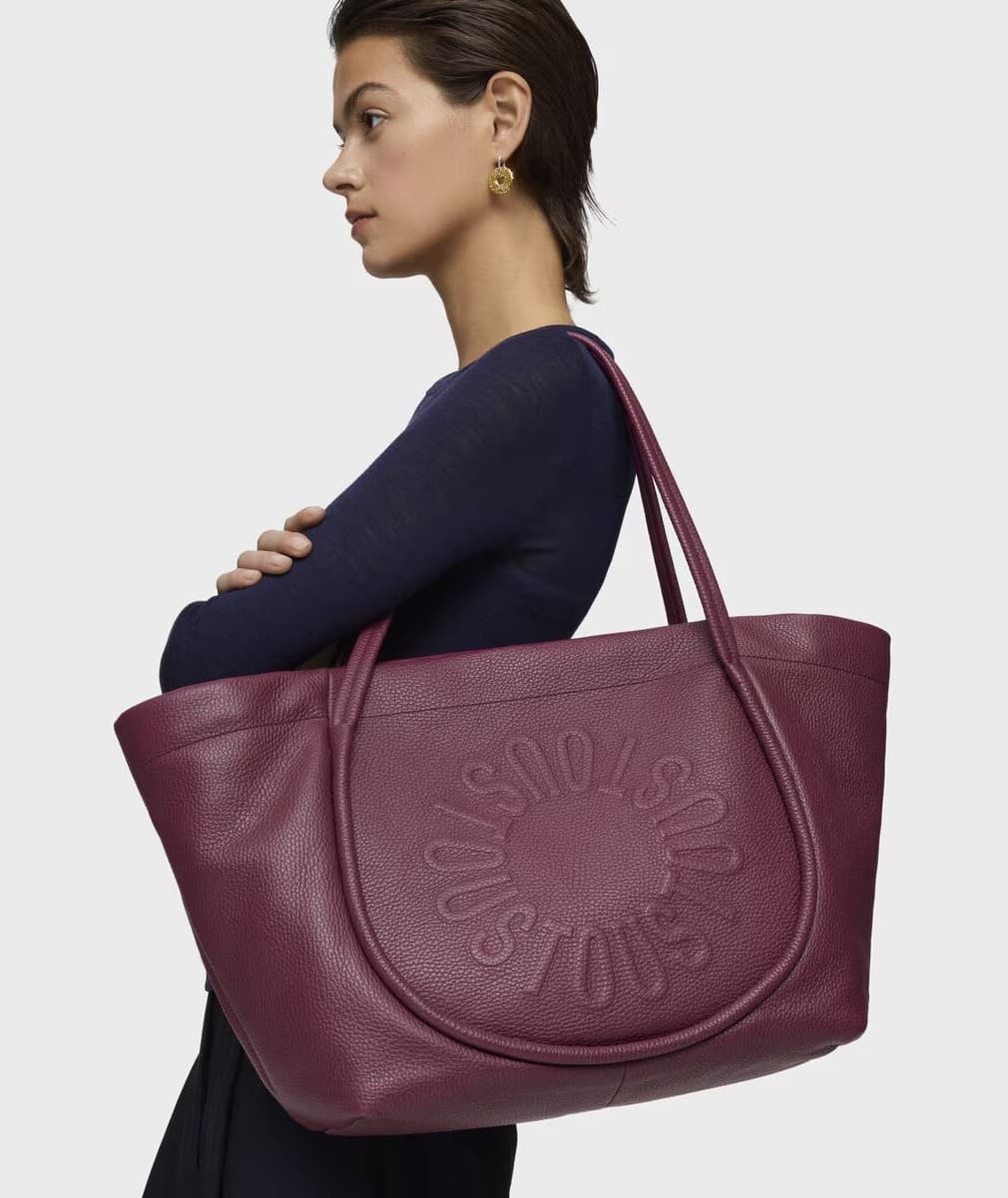 El nuevo bolso capazo grande de piel burdeos Tous Miranda