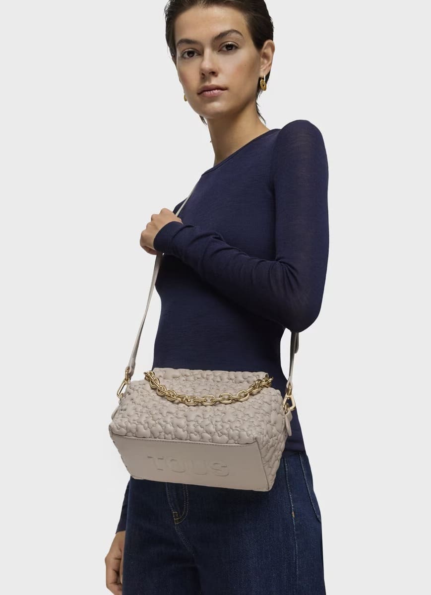 El nuevo bolso bandolera pequeña topo Tous Jane Puffy Bear en color marrón