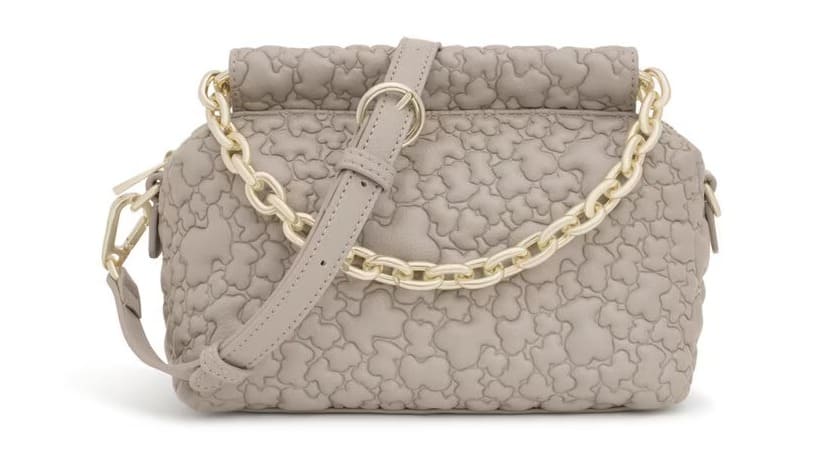 El nuevo bolso bandolera pequeña topo Tous Jane Puffy Bear en color marrón