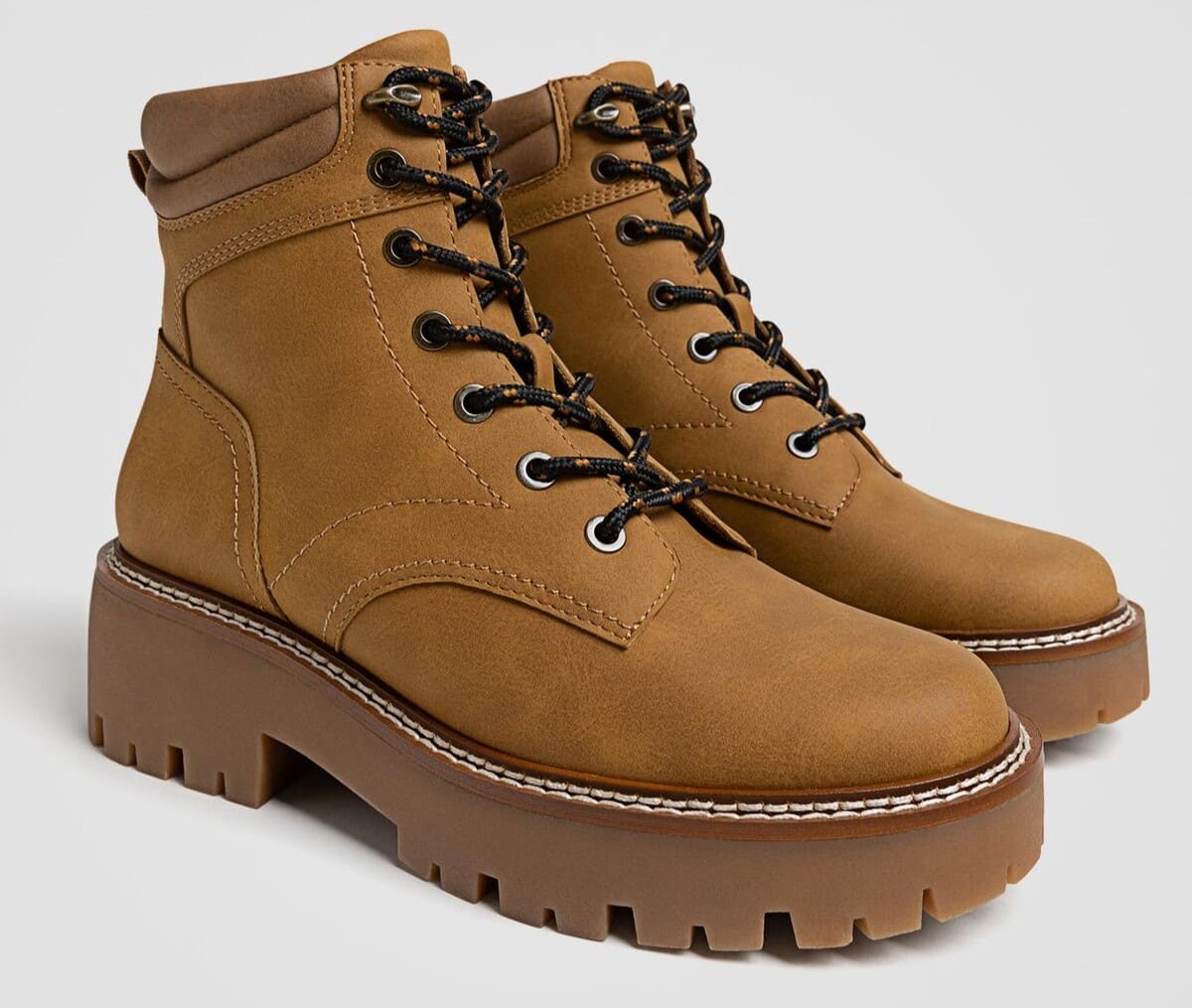 Botines de montaña acordonados