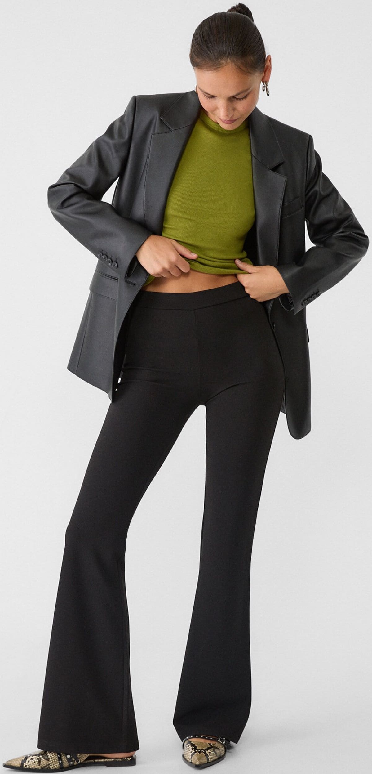 Pantalones flare punto liso de Stradivarius