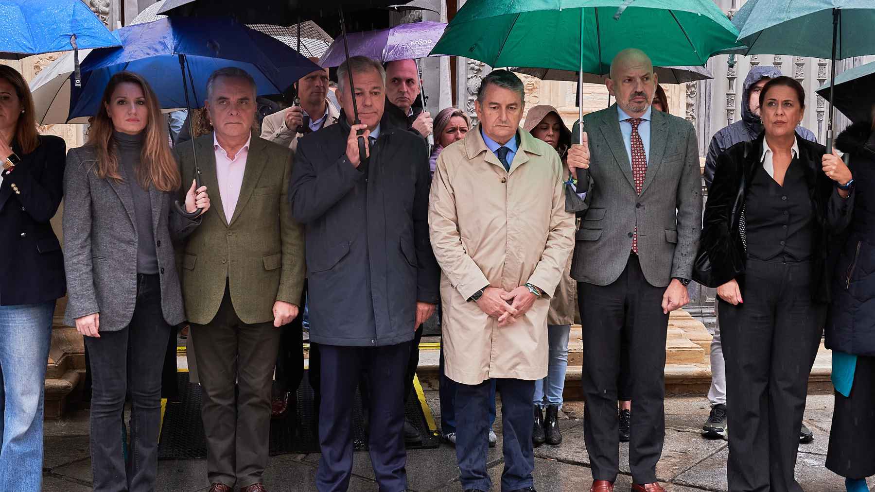 José Luis Sanz y Antonio Sanz en el minuto de silencio del Ayuntamiento de Sevilla | Salvador López Medina para El MIRA